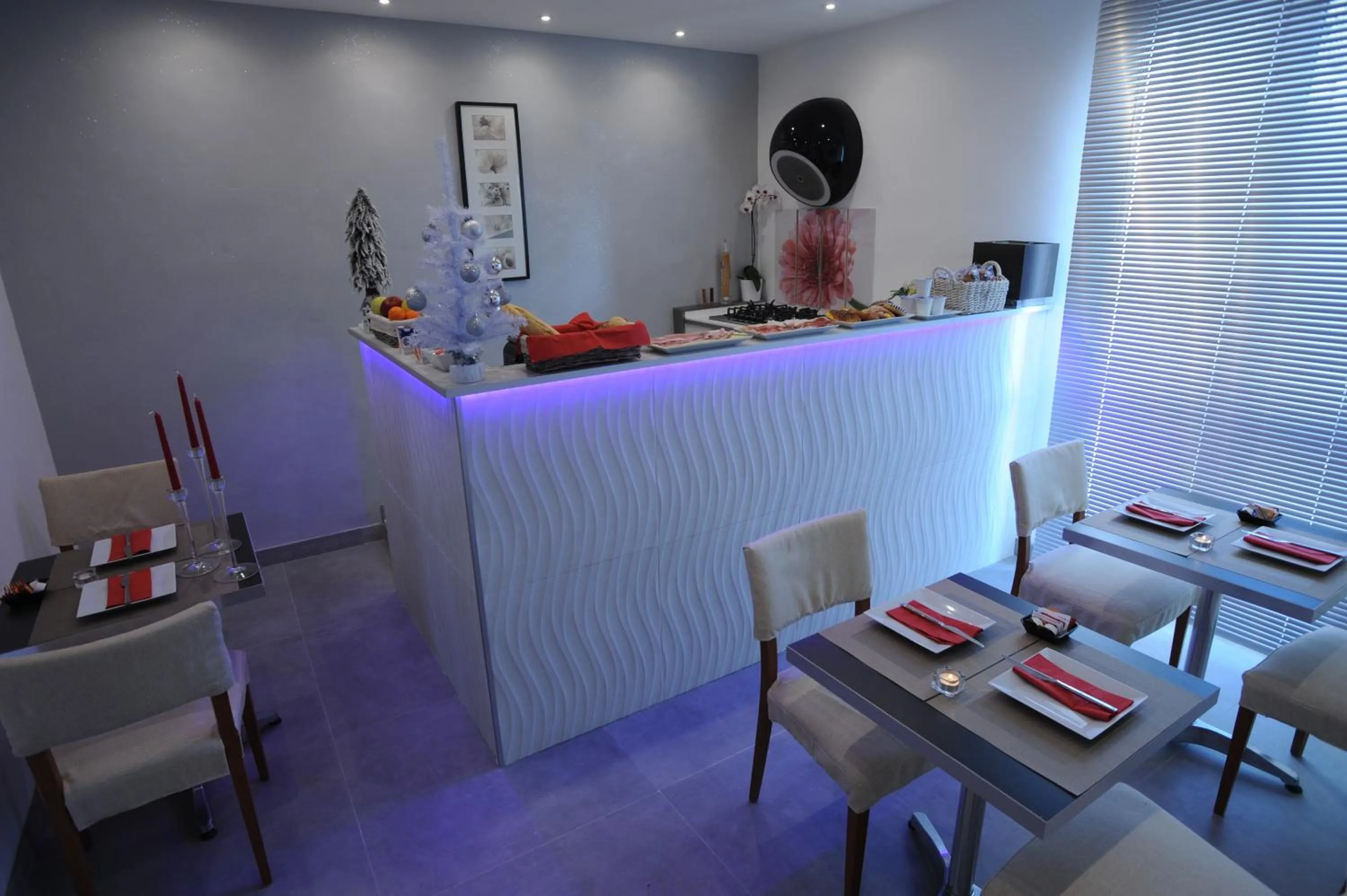 Restaurant/places to eat in H5-5H Luxury Room