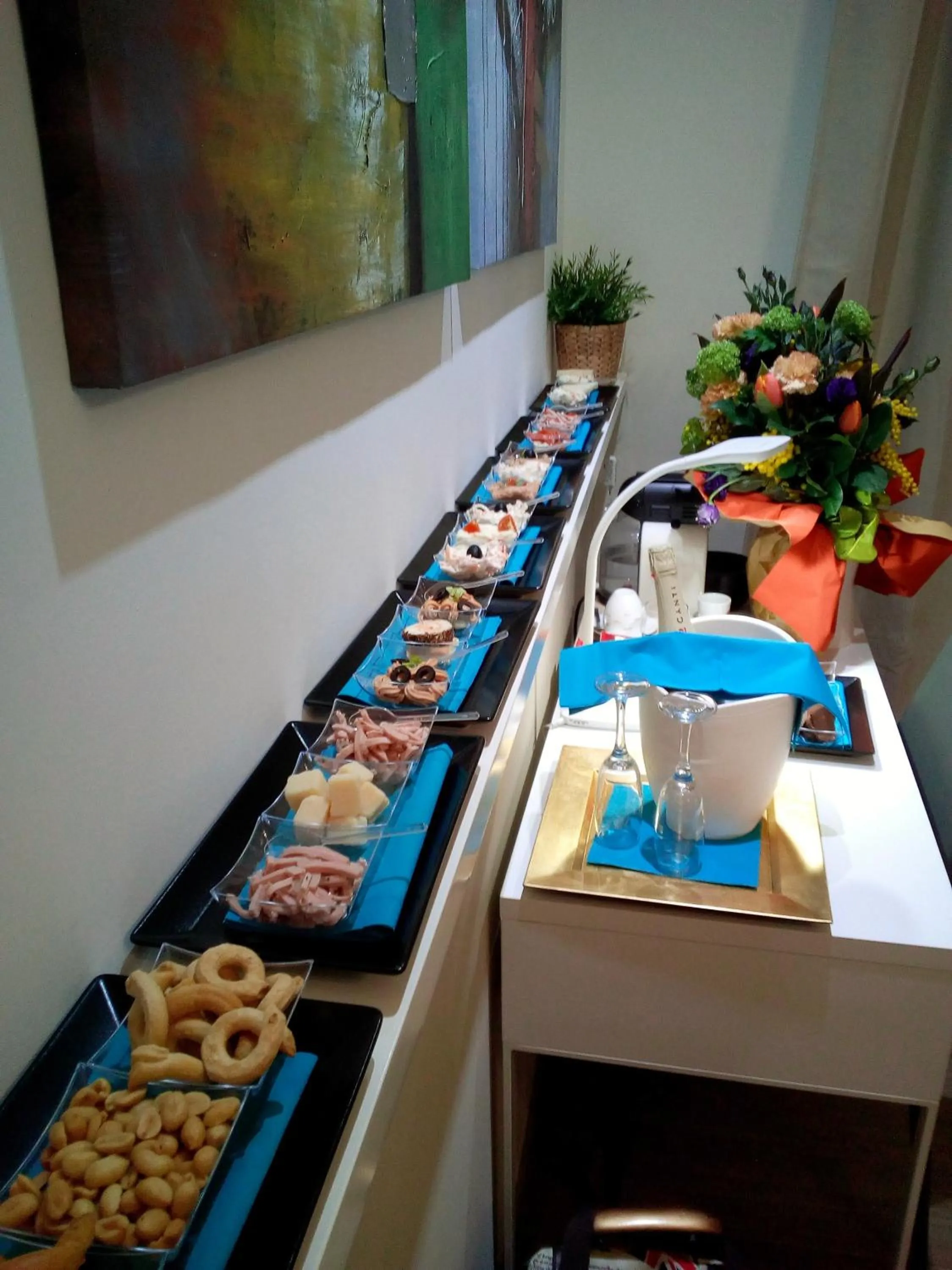 Food and drinks in H5-5H Luxury Room