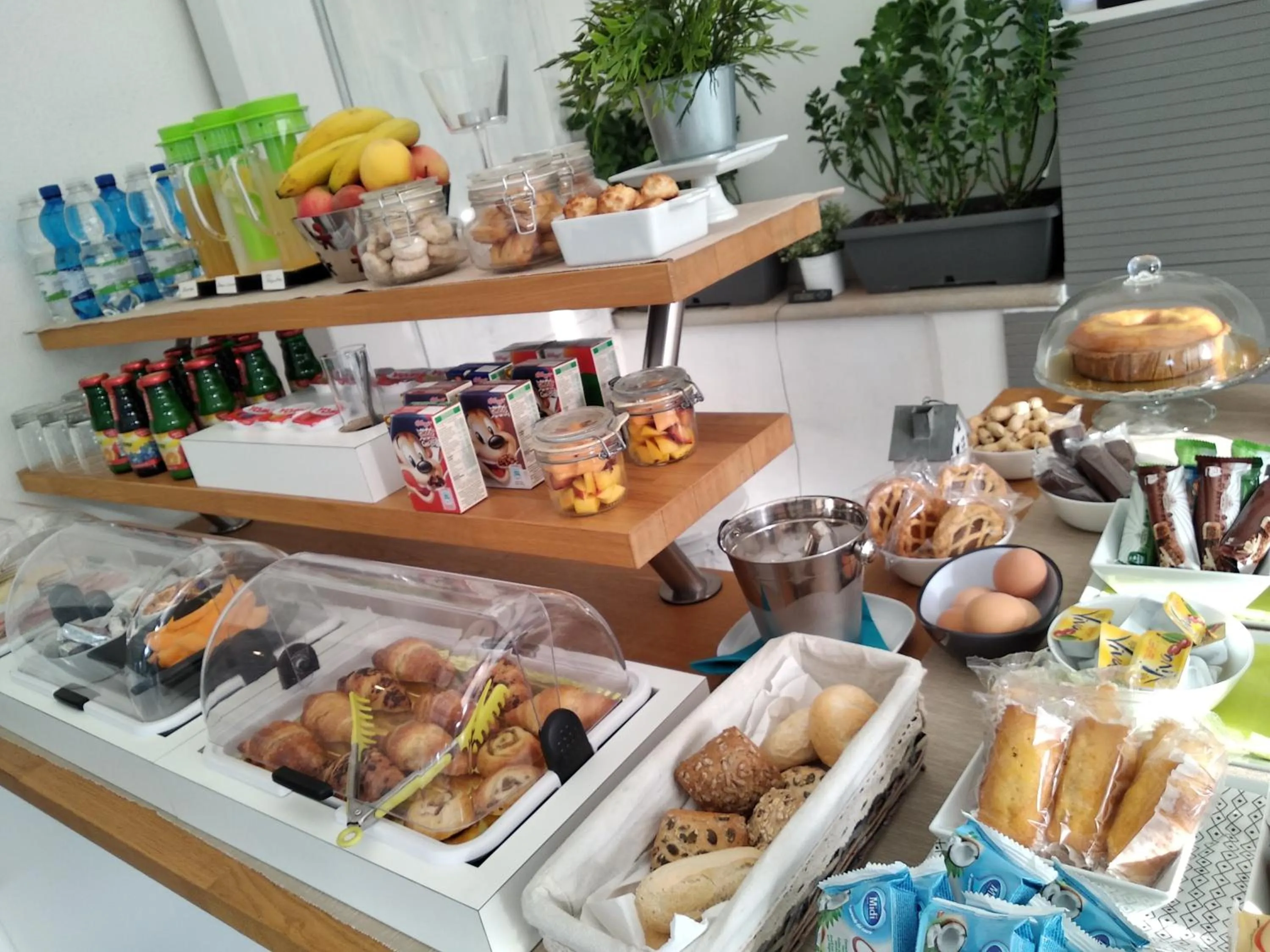 Buffet breakfast in H5-5H Luxury Room