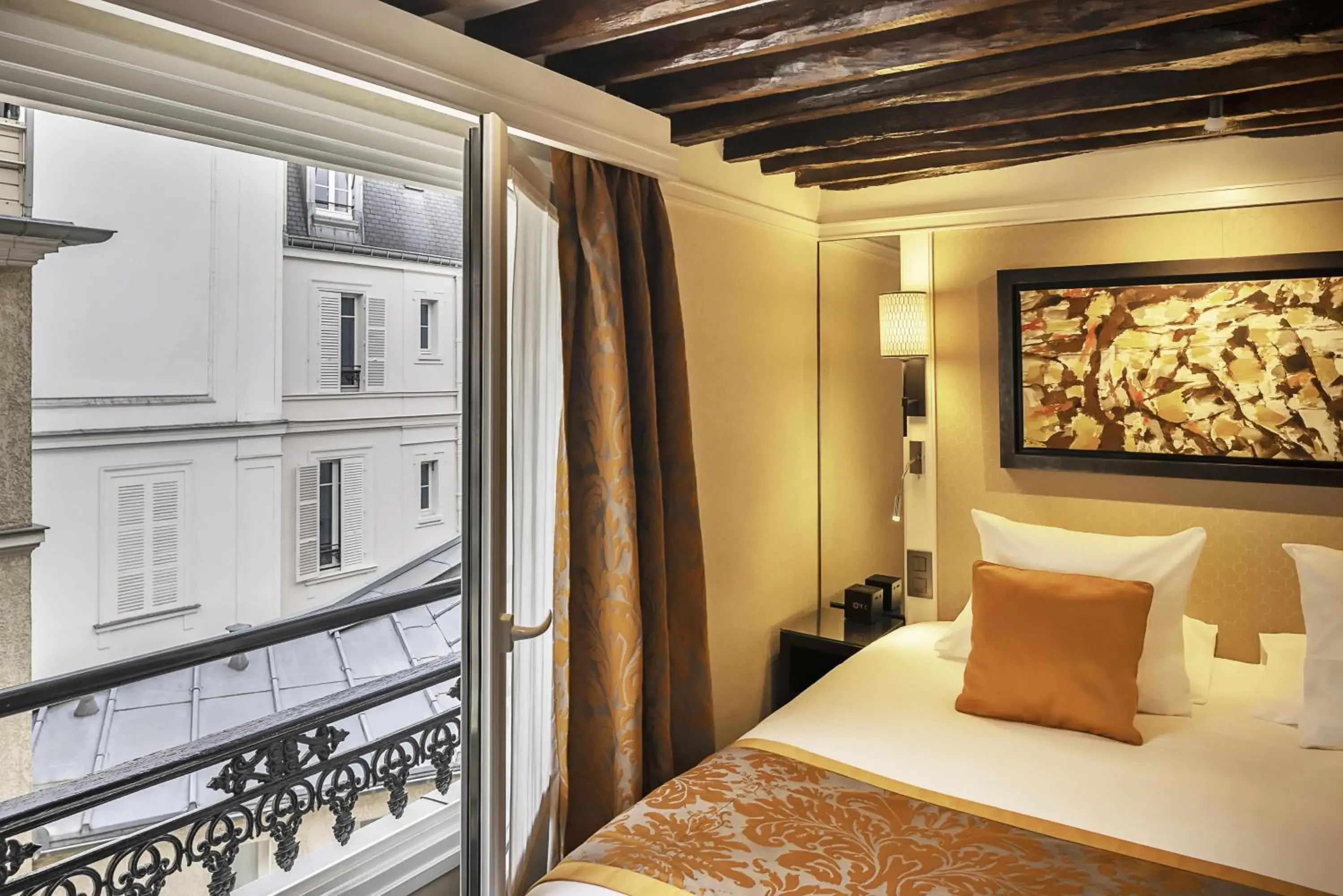 Deluxe Queen Room in Best Western Plus Hotel Sydney Opera Deluxe Queen Room in Best Western Plus Hotel Sydney Opera