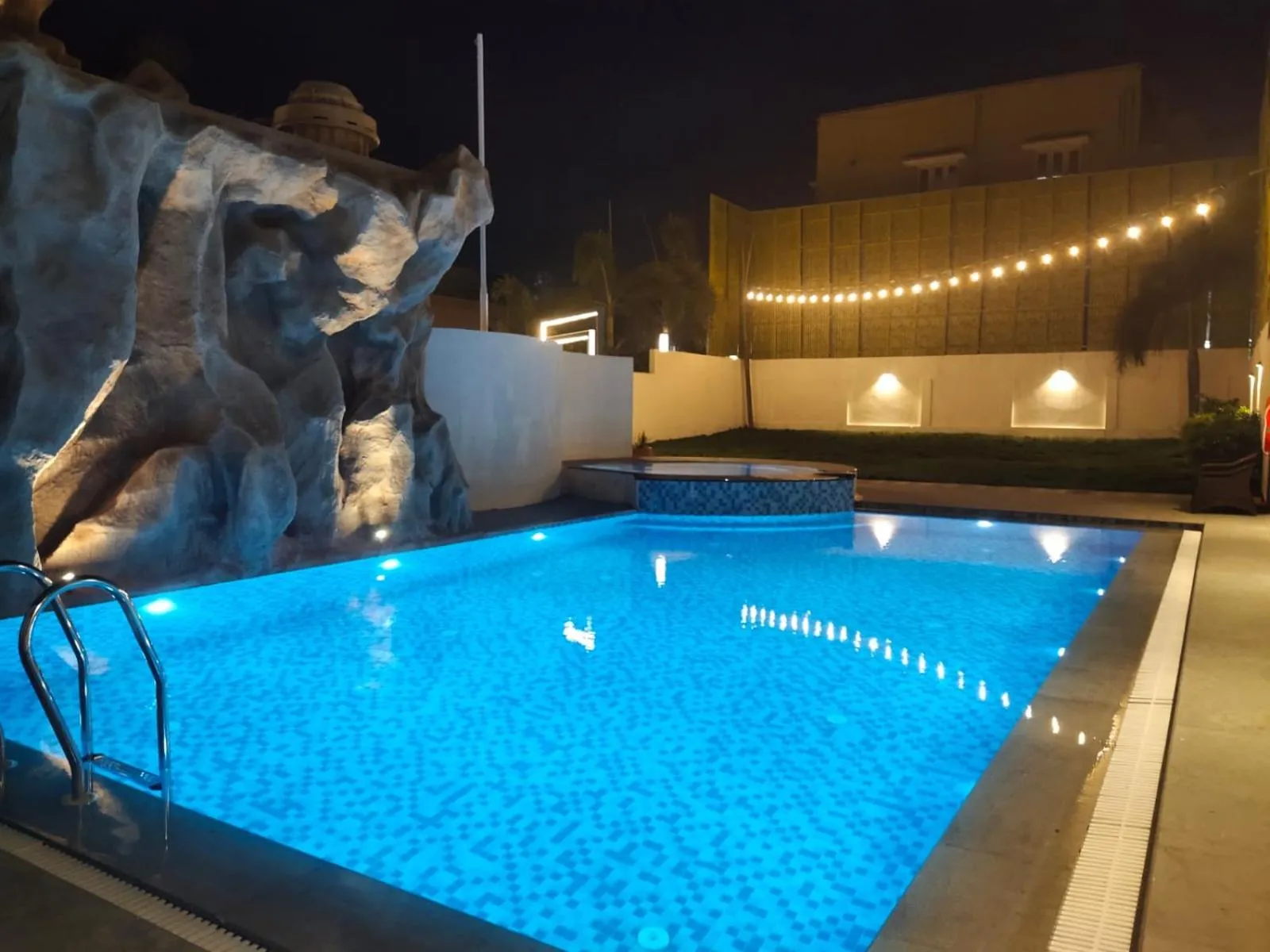 Swimming pool in Days Hotel by Wyndham Chennai OMR