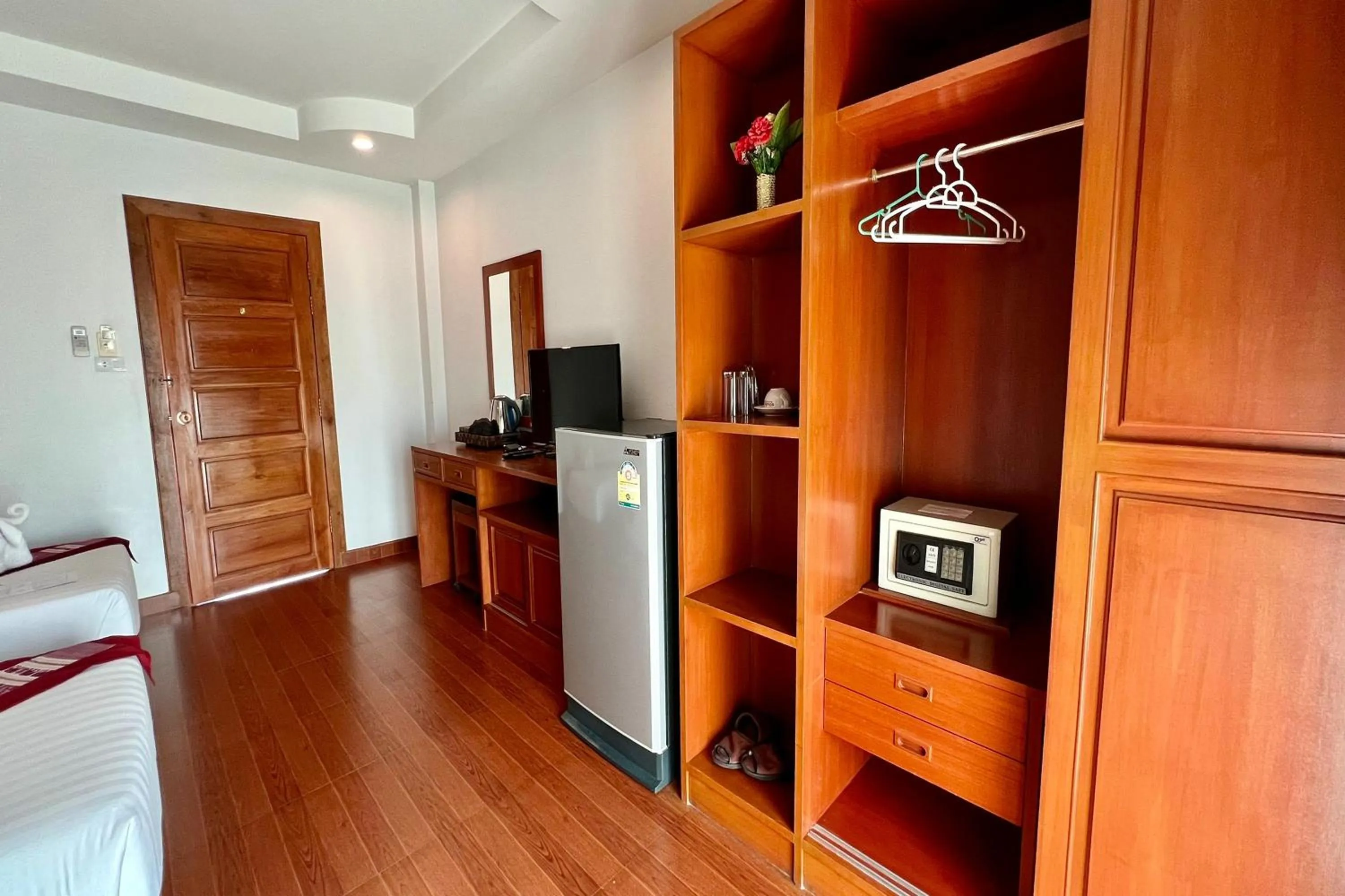 TV and multimedia, Bed in Sawadeelanna Hotel