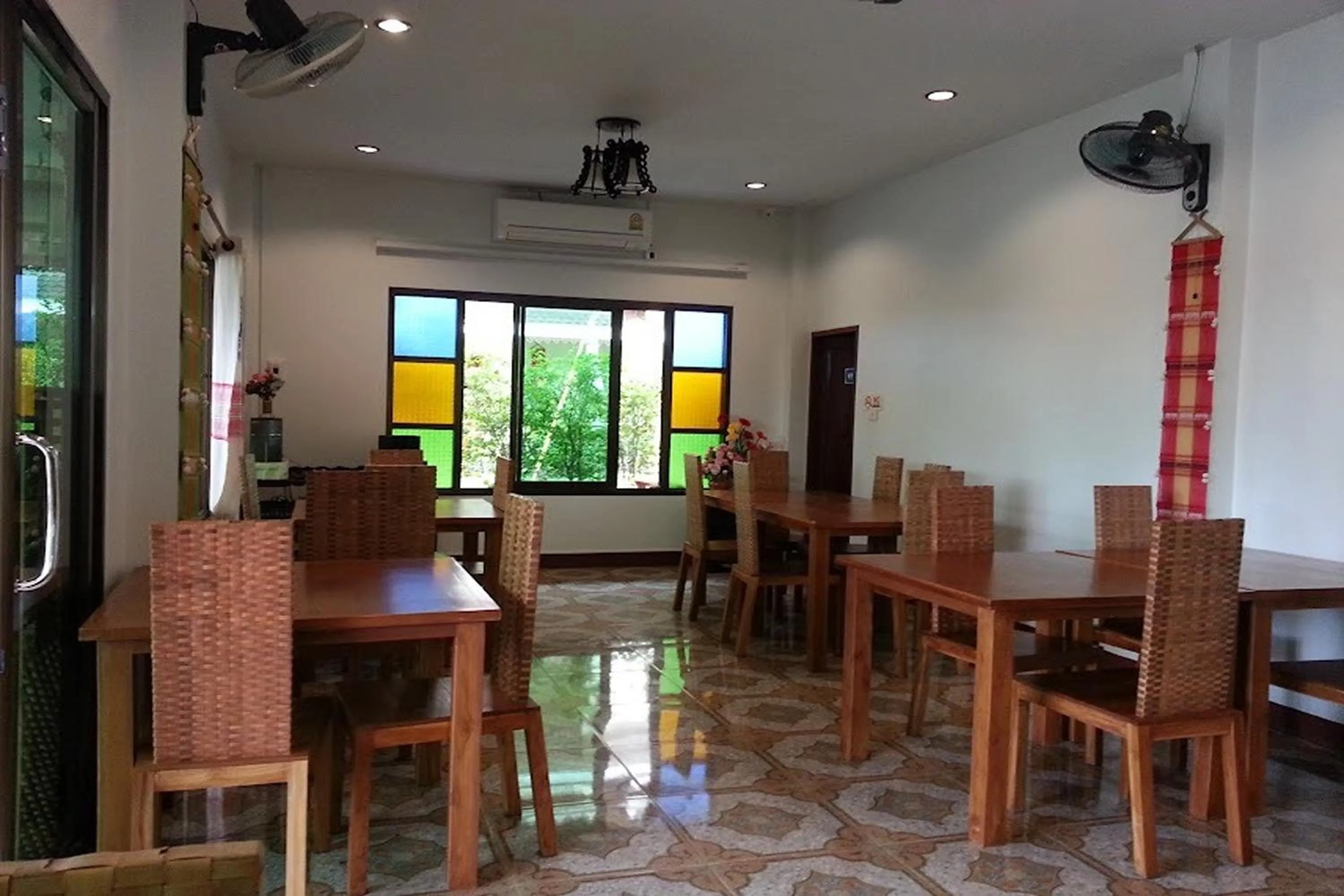 Restaurant/places to eat in Sawadeelanna Hotel