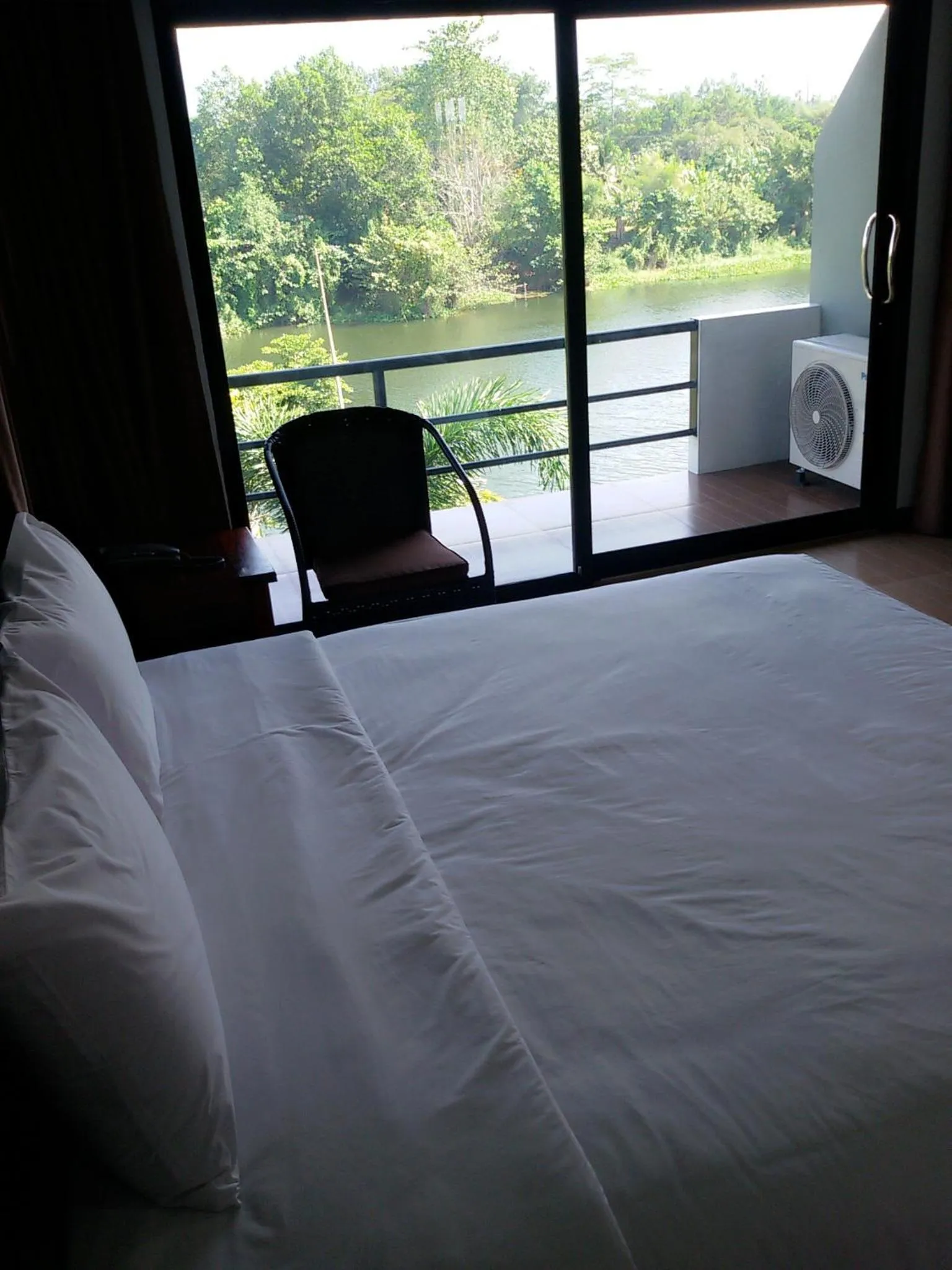 Balcony/Terrace, Bed in Evergreen Resort Chanthaburi