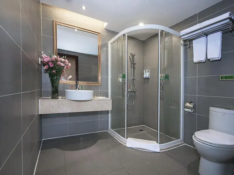 Bathroom in Vienna Hotel Guangzhou Shaheding Metro Station