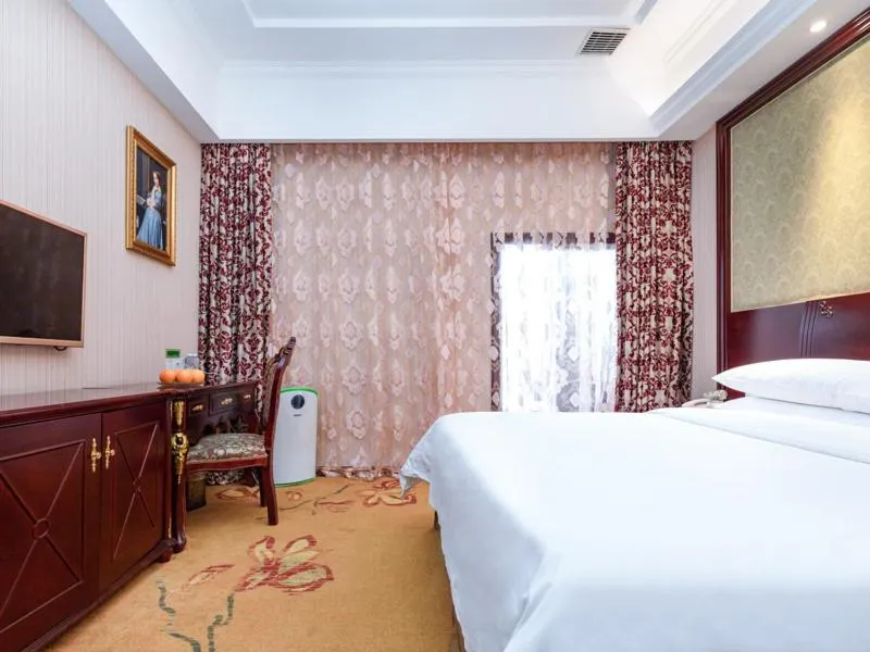 Bed in Vienna Hotel Shanghai Songjiang Wanda