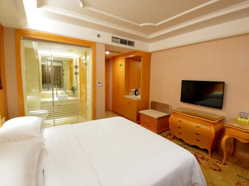 Bed in Vienna International Hotel Shenzhen Guangming Avenue