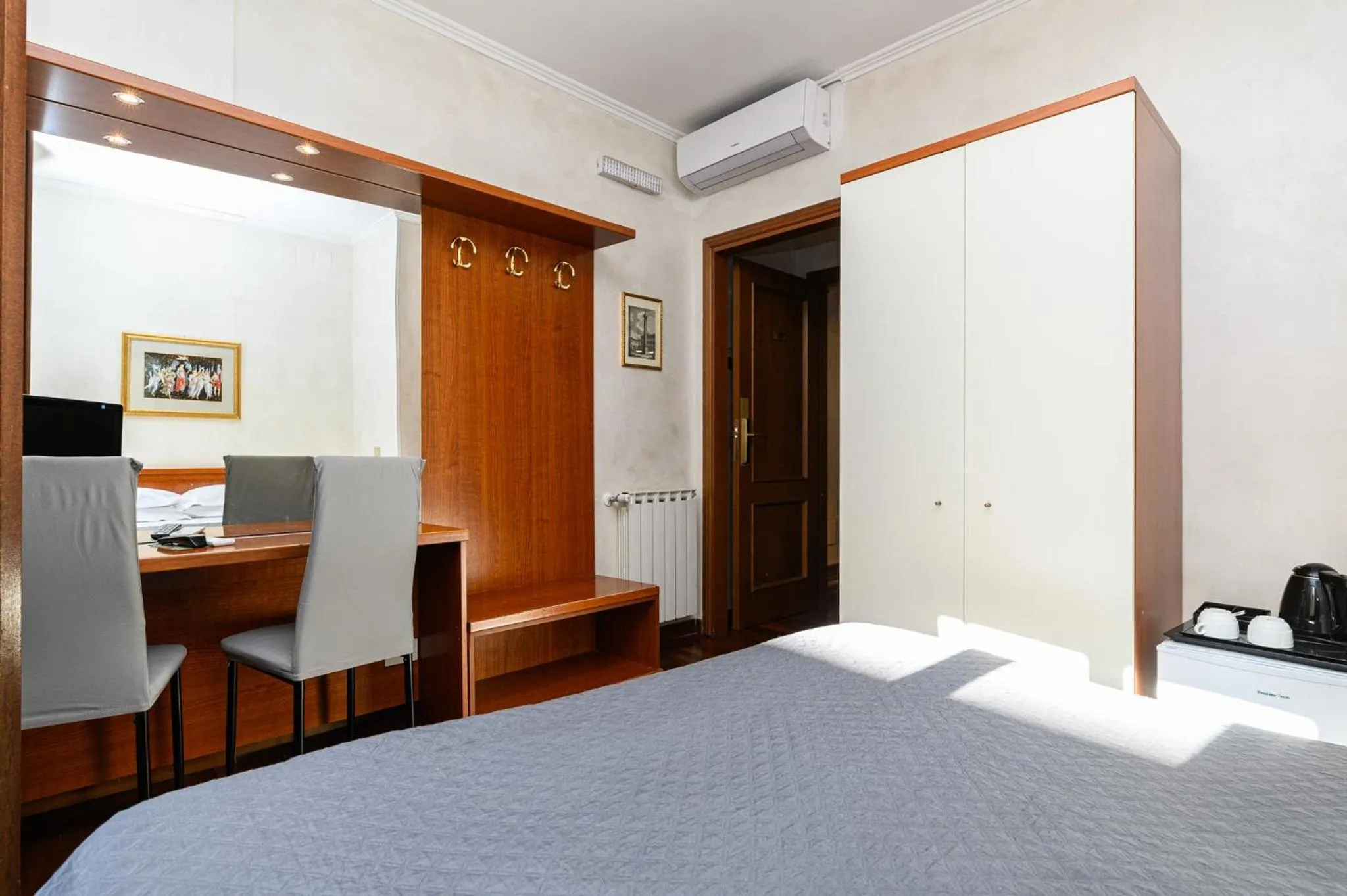 Photo of the whole room, Bed in Domus Julia