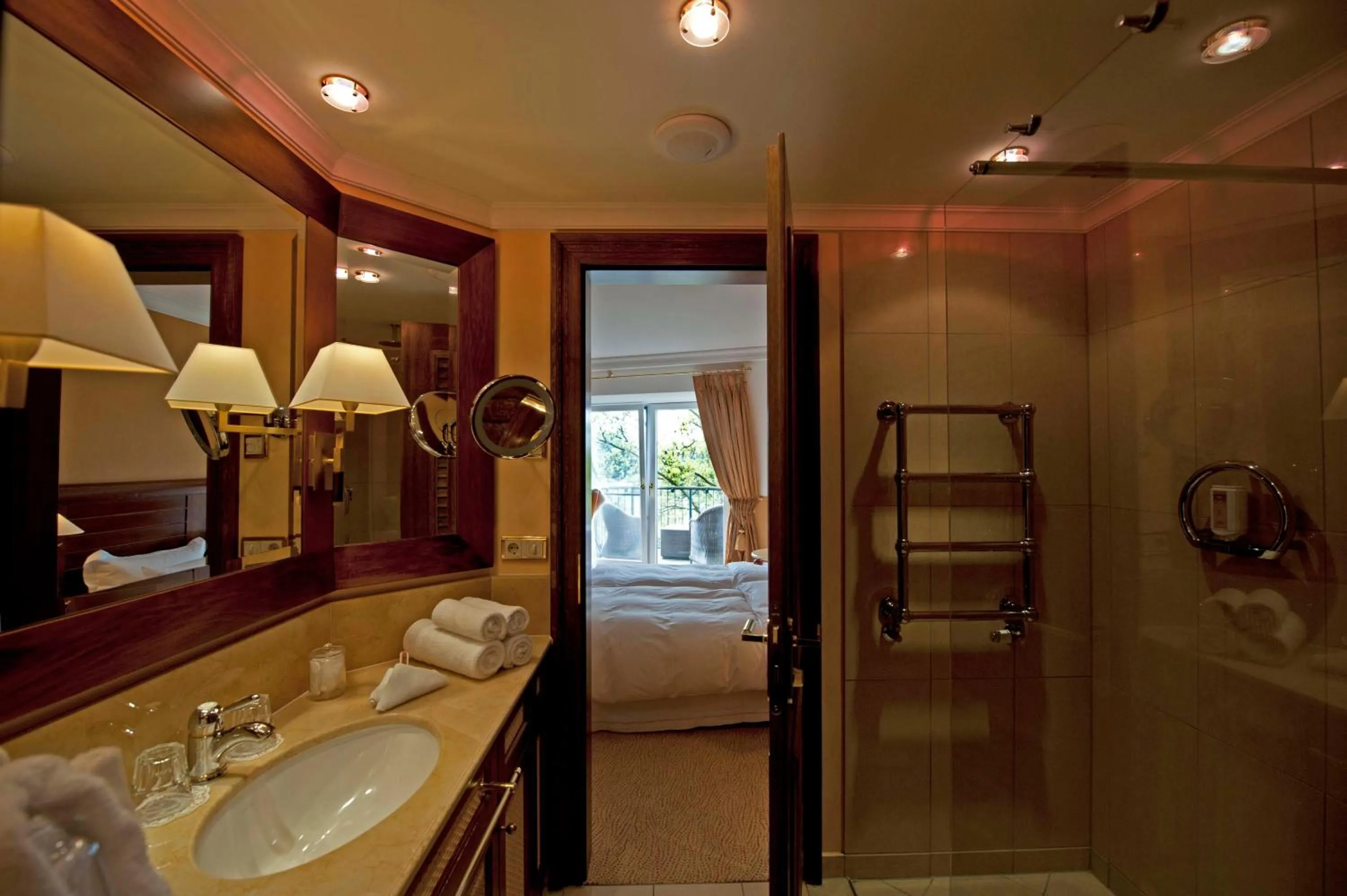 Bathroom, Bed in Hotel Meerlust