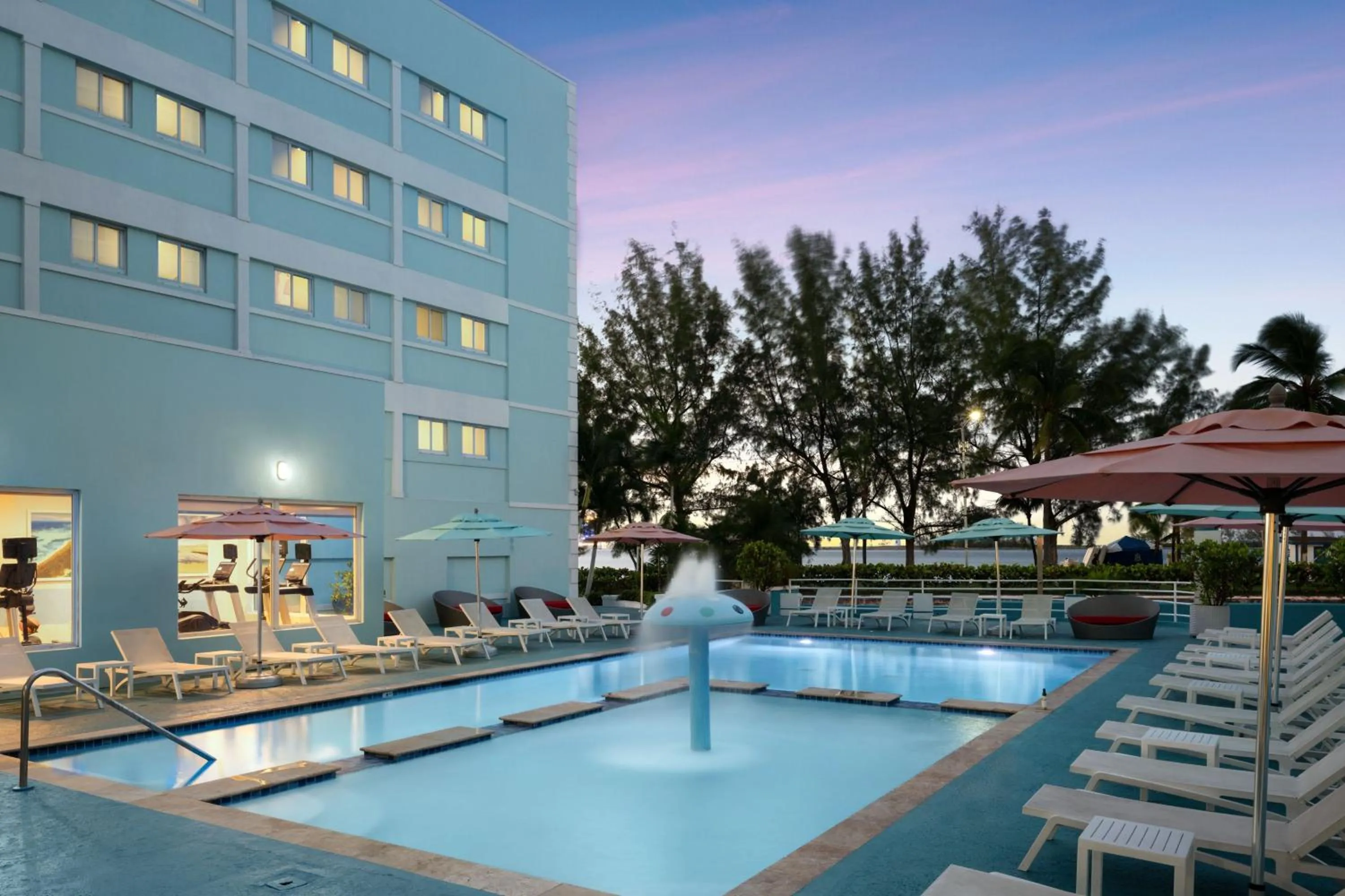 Swimming pool in Courtyard by Marriott Nassau Downtown/Junkanoo Beach
