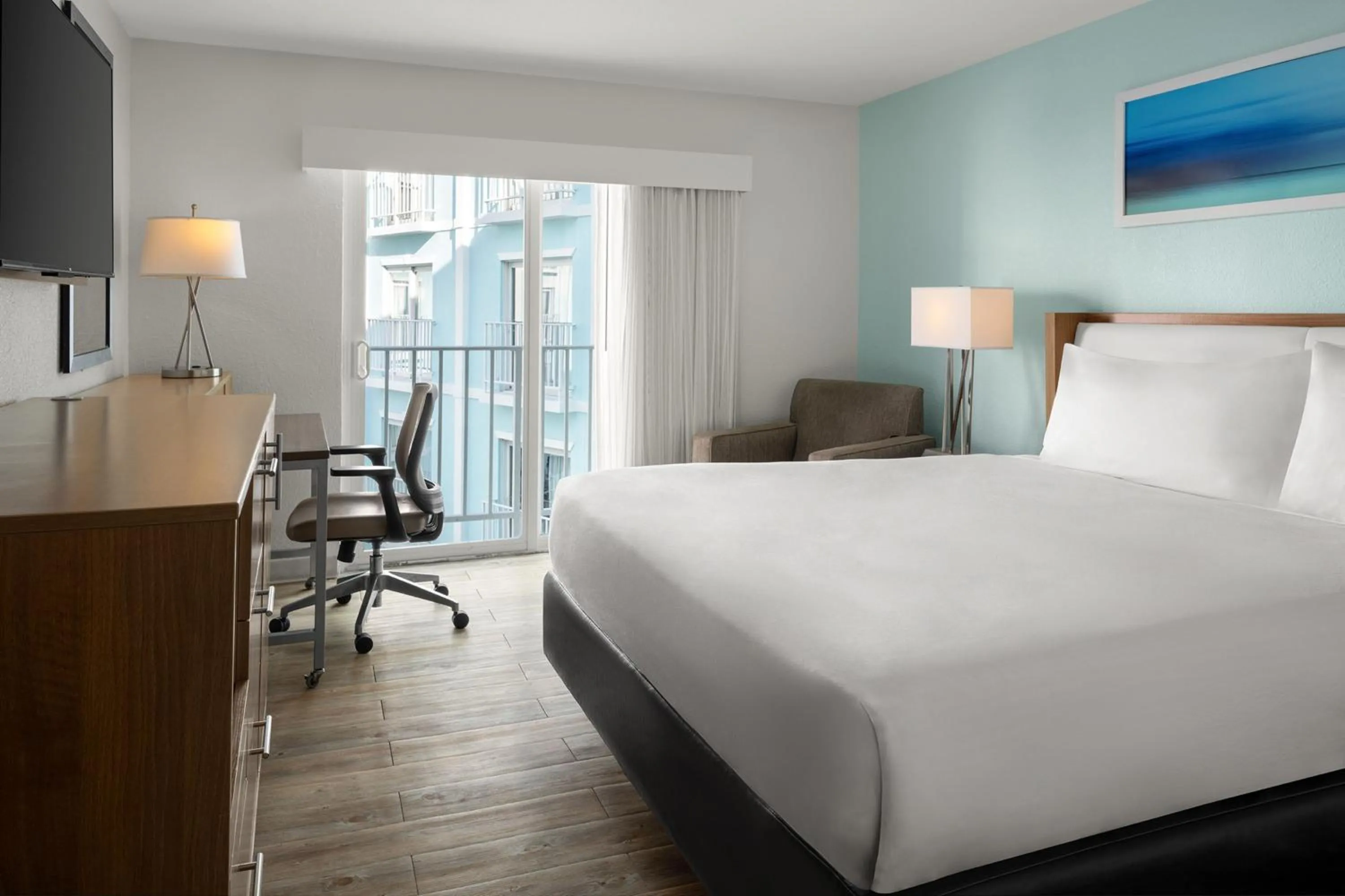 Photo of the whole room, Bed in Courtyard by Marriott Nassau Downtown/Junkanoo Beach