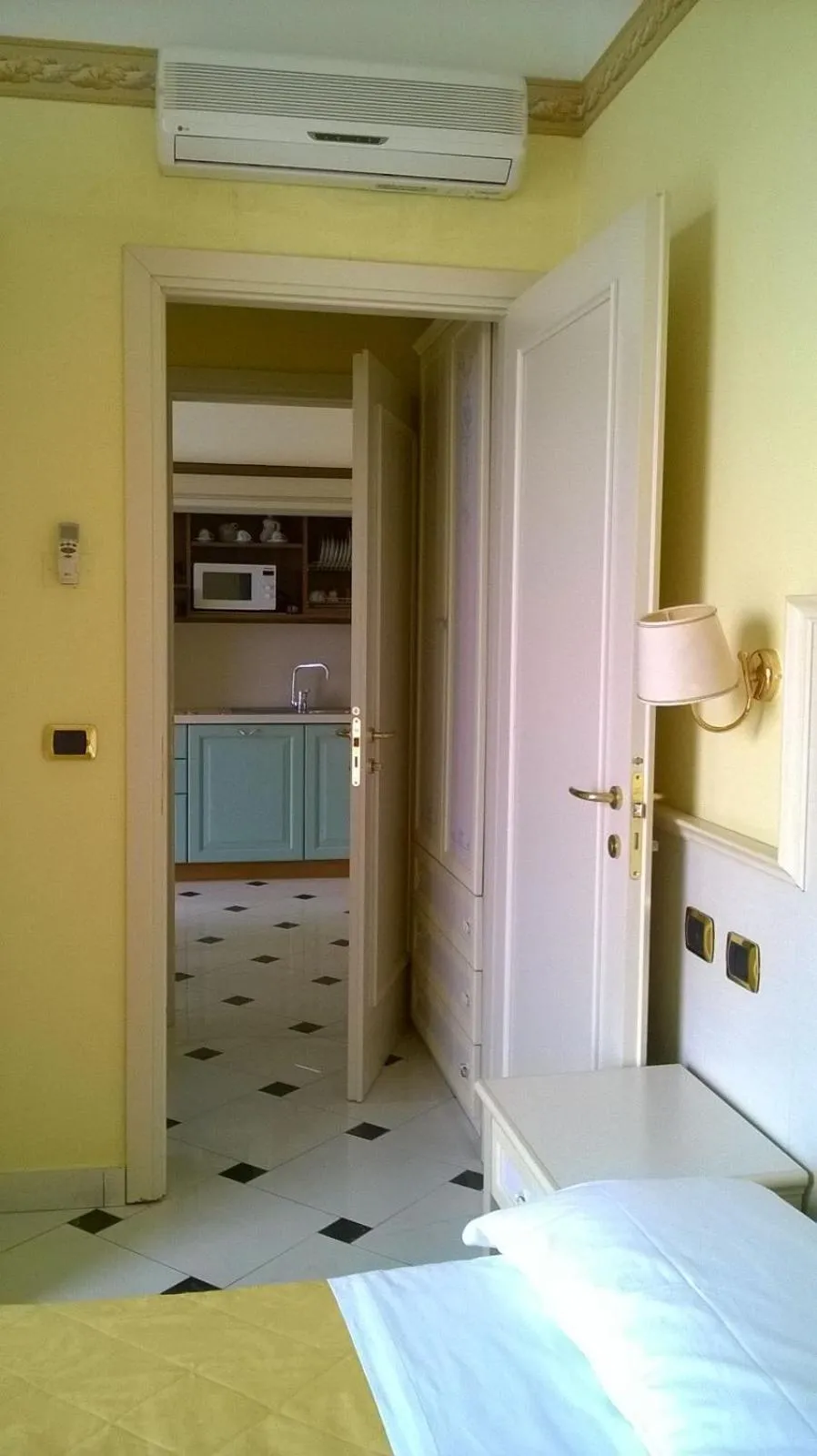 Photo of the whole room in Residence Record