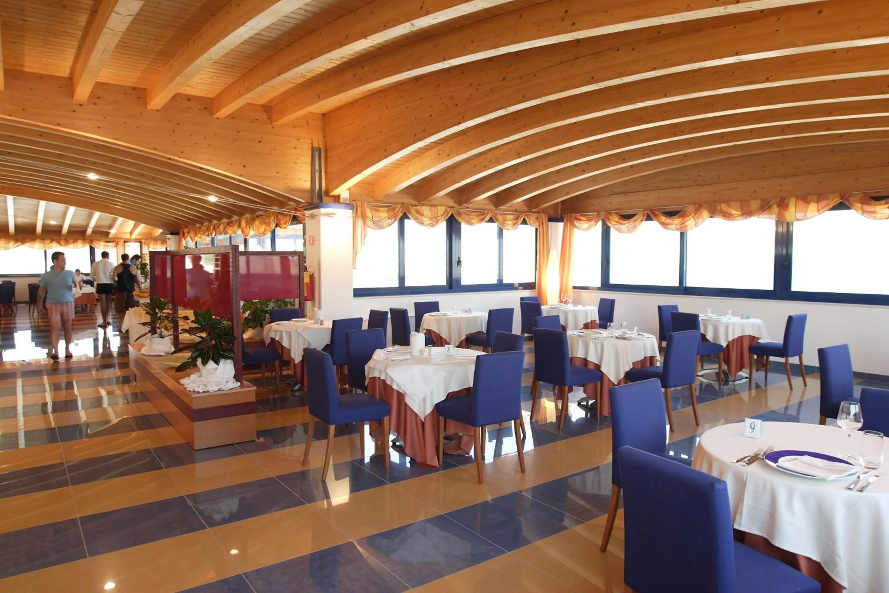 Restaurant/places to eat in Hotel Yria