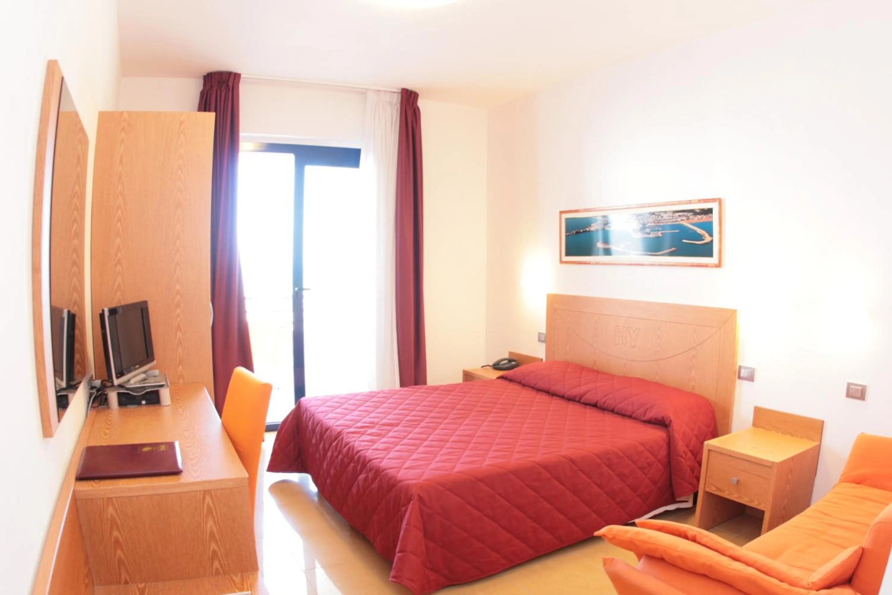 Photo of the whole room in Hotel Yria