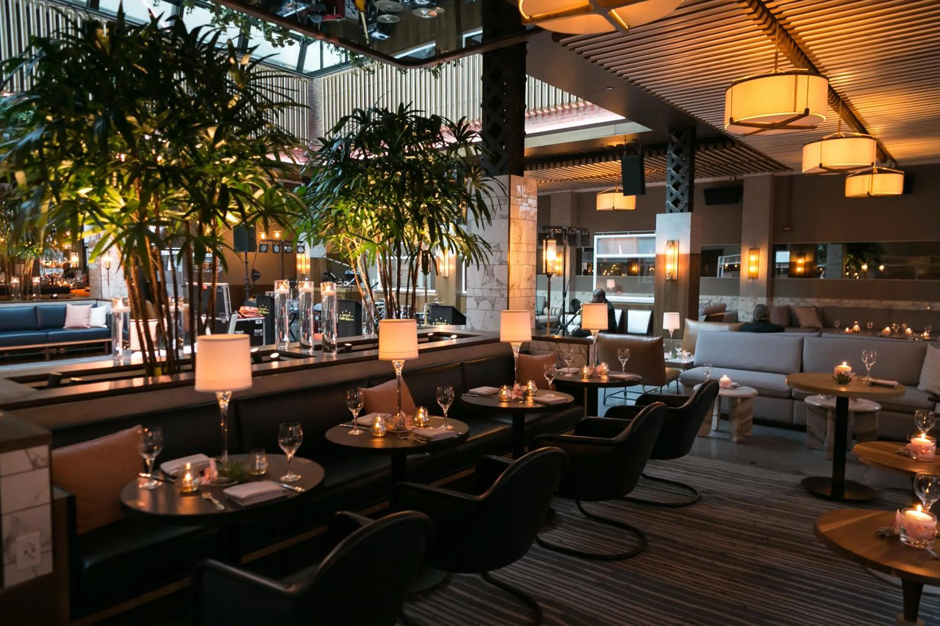 Lounge or bar in Kimpton Gray Hotel Chicago by IHG