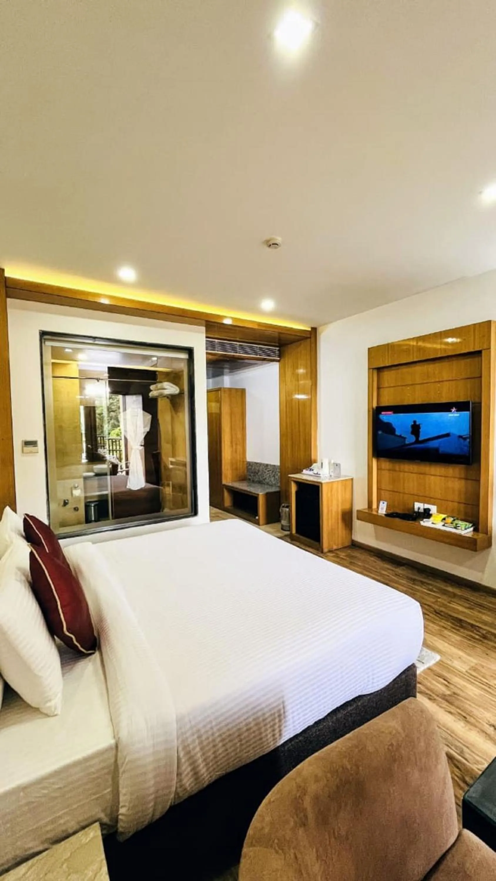 Shower, Bed in JK Clarks Exotica - Centrally Located with Stunning Valley View