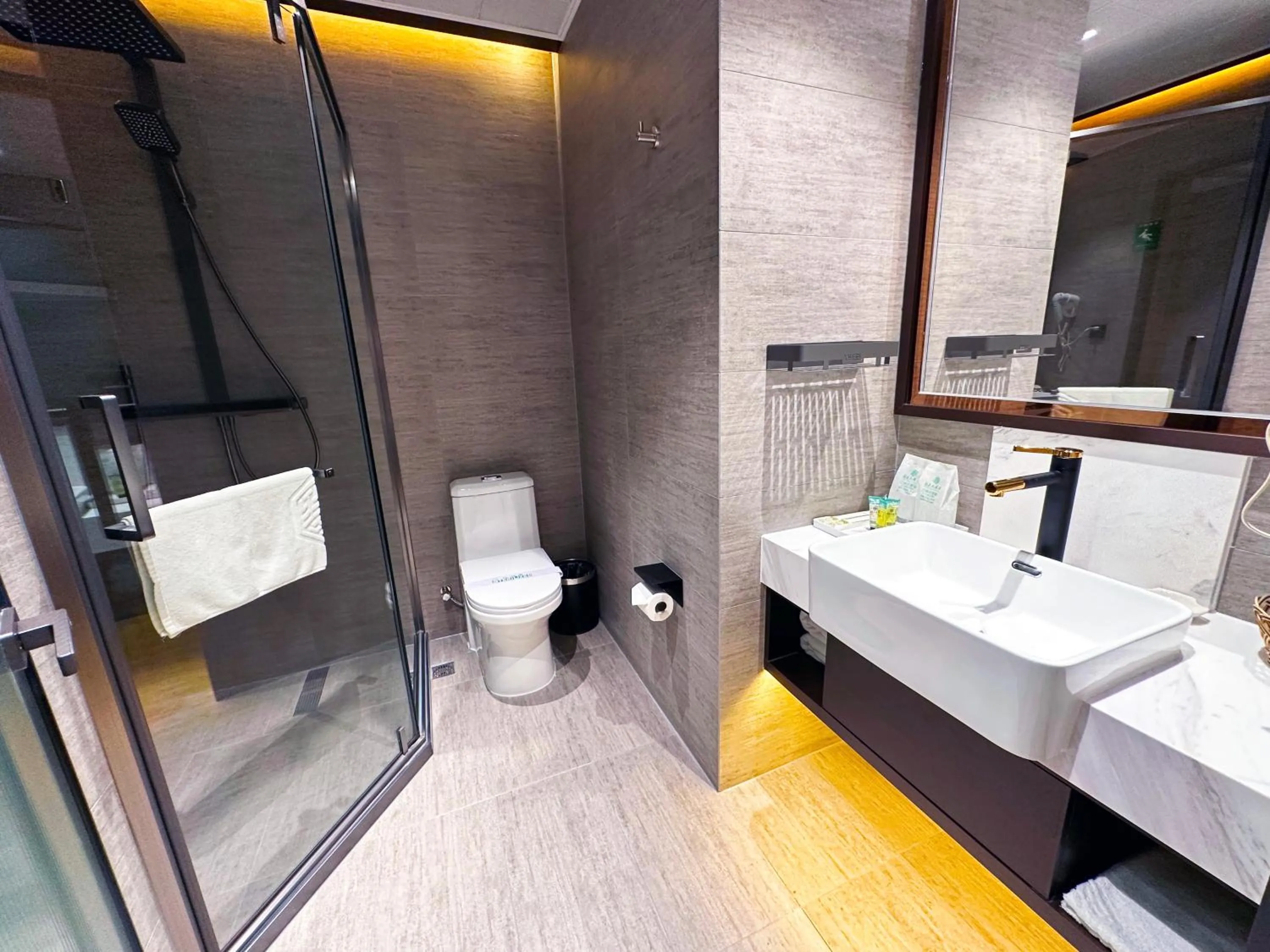 Toilet in National Jade Hotel