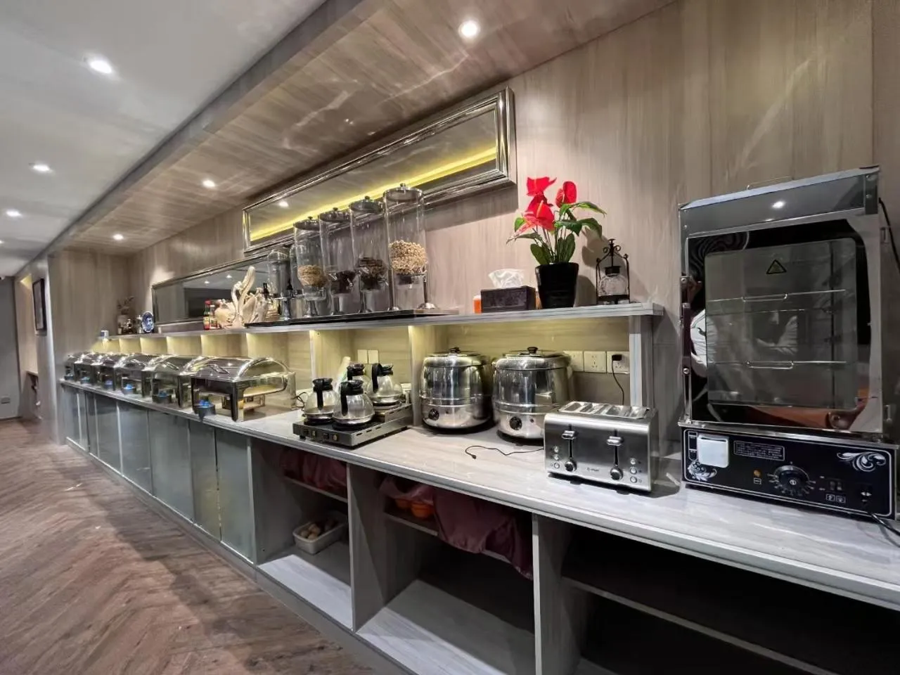 Restaurant/places to eat in National Jade Hotel