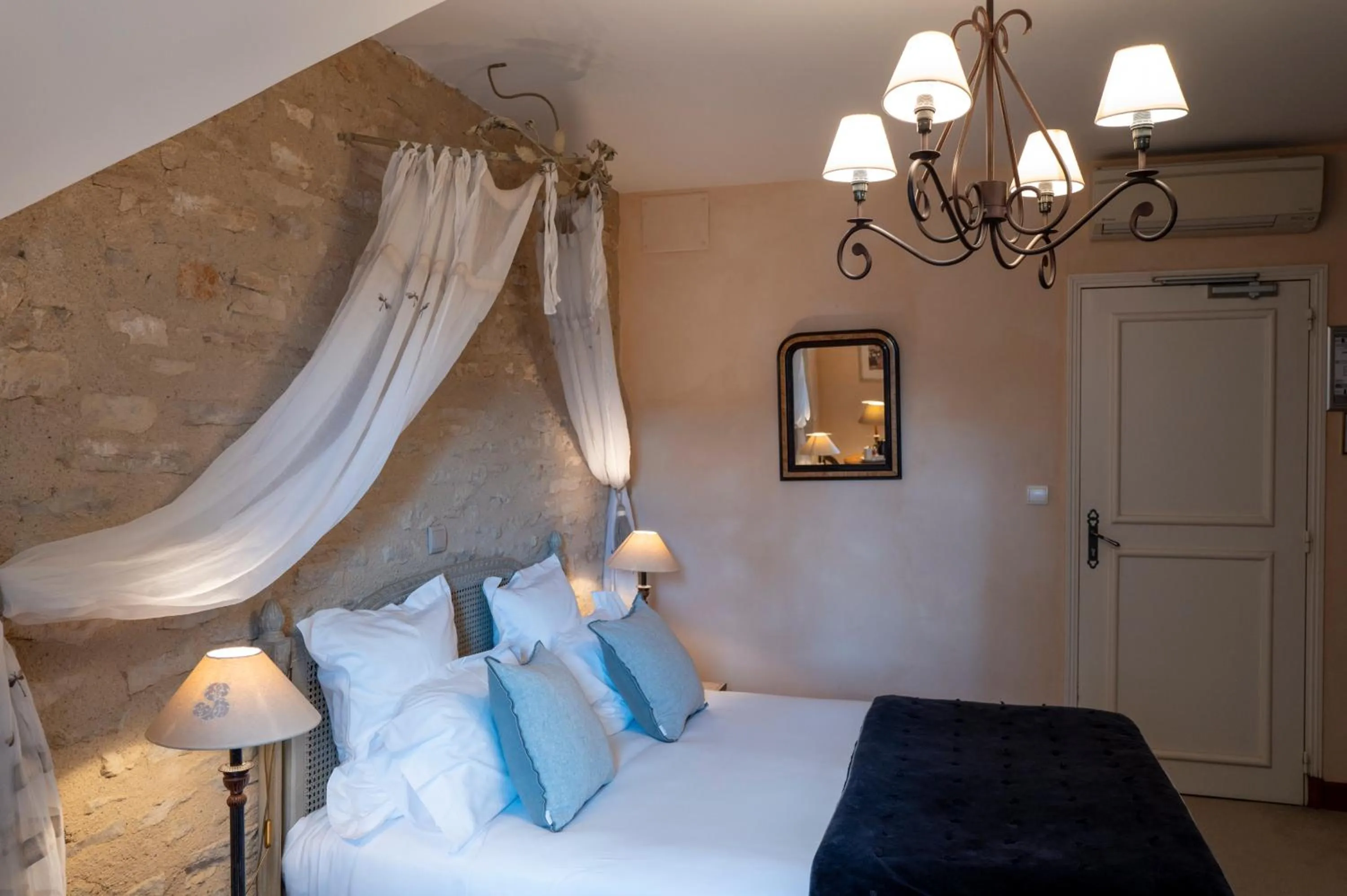 Bed in Hôtel Le Clos