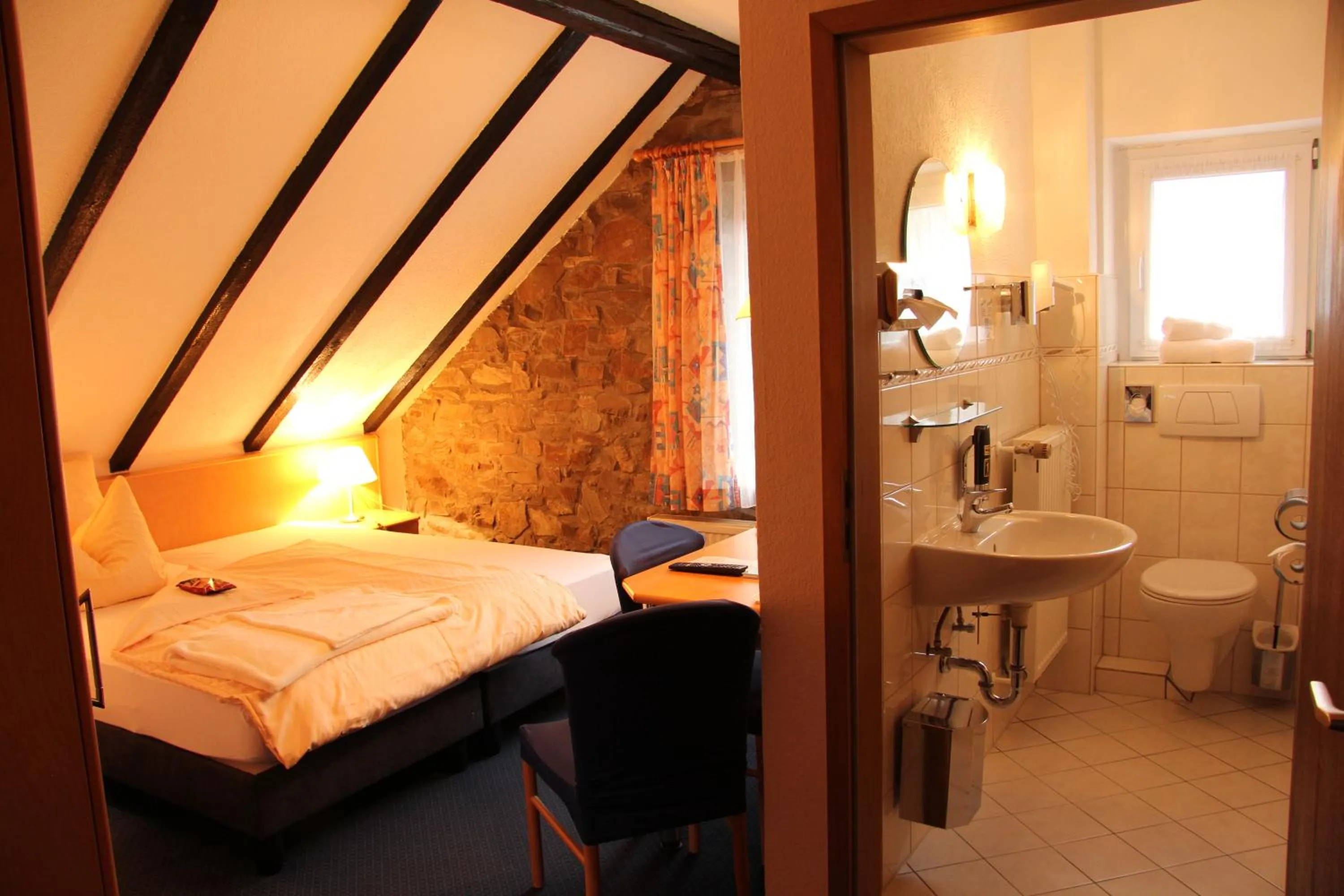 Bathroom, Bed in Hotel Klinger