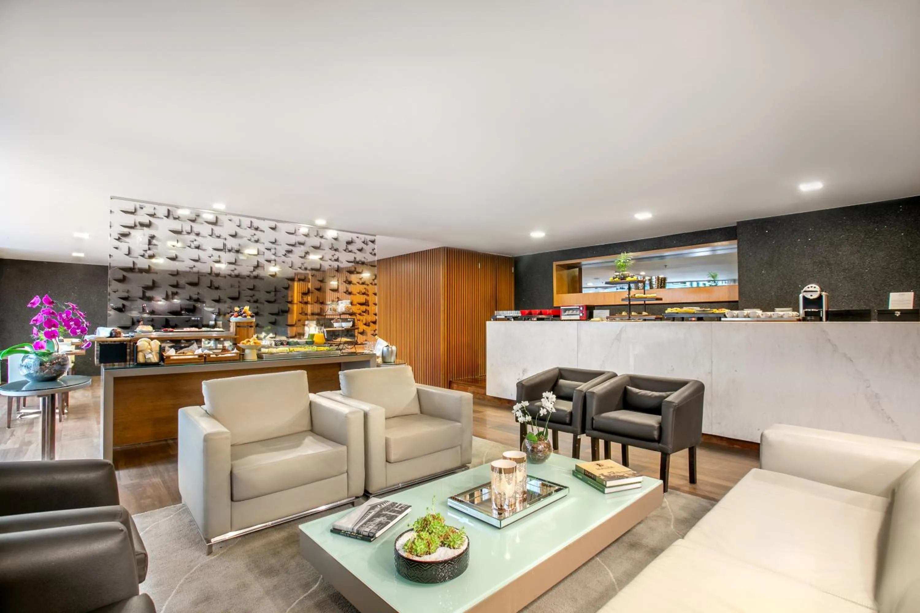 Lounge or bar in Meliá Brasil 21