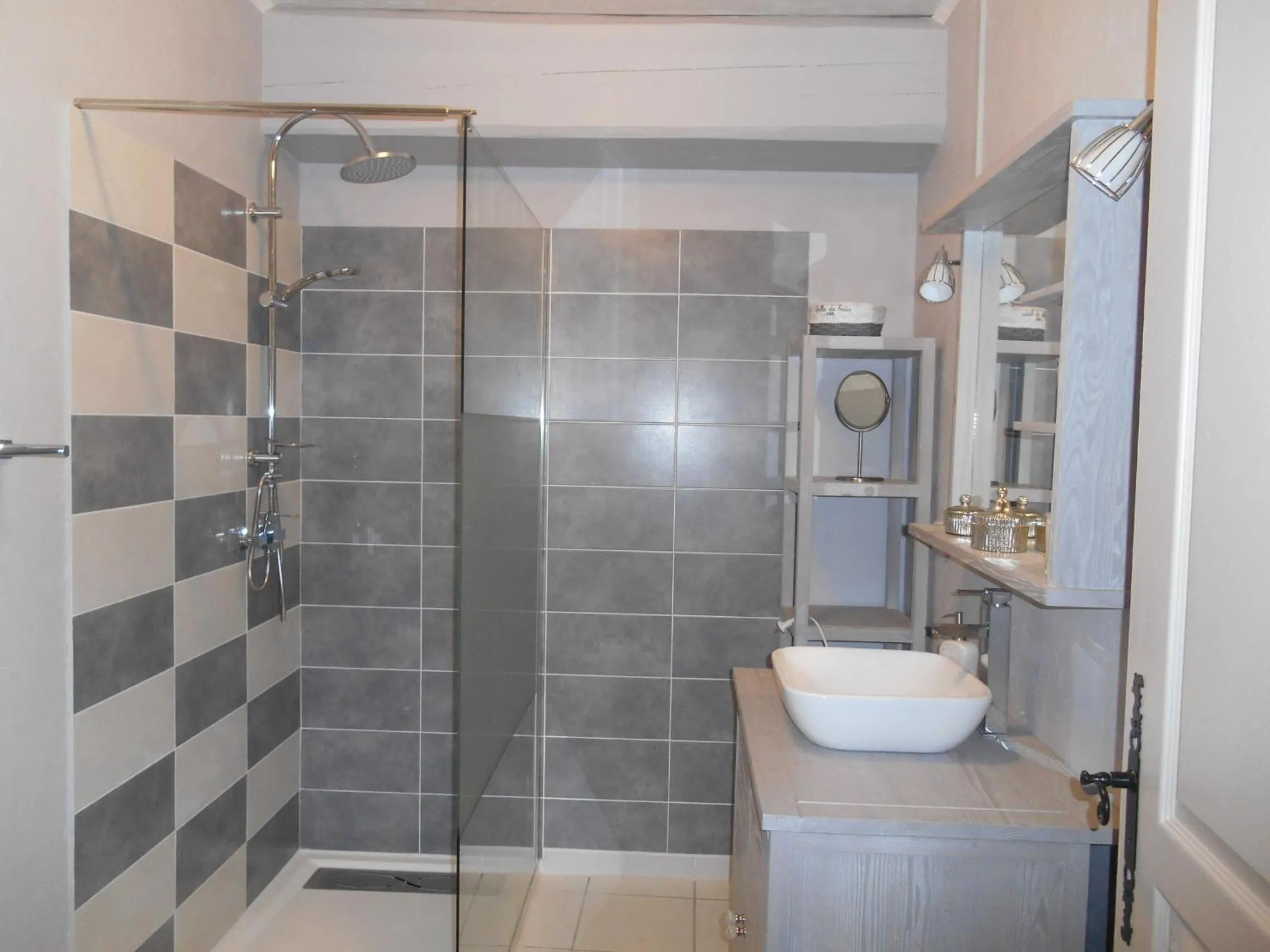 Shower in Les Chambres d'Hôtes du Rouyre