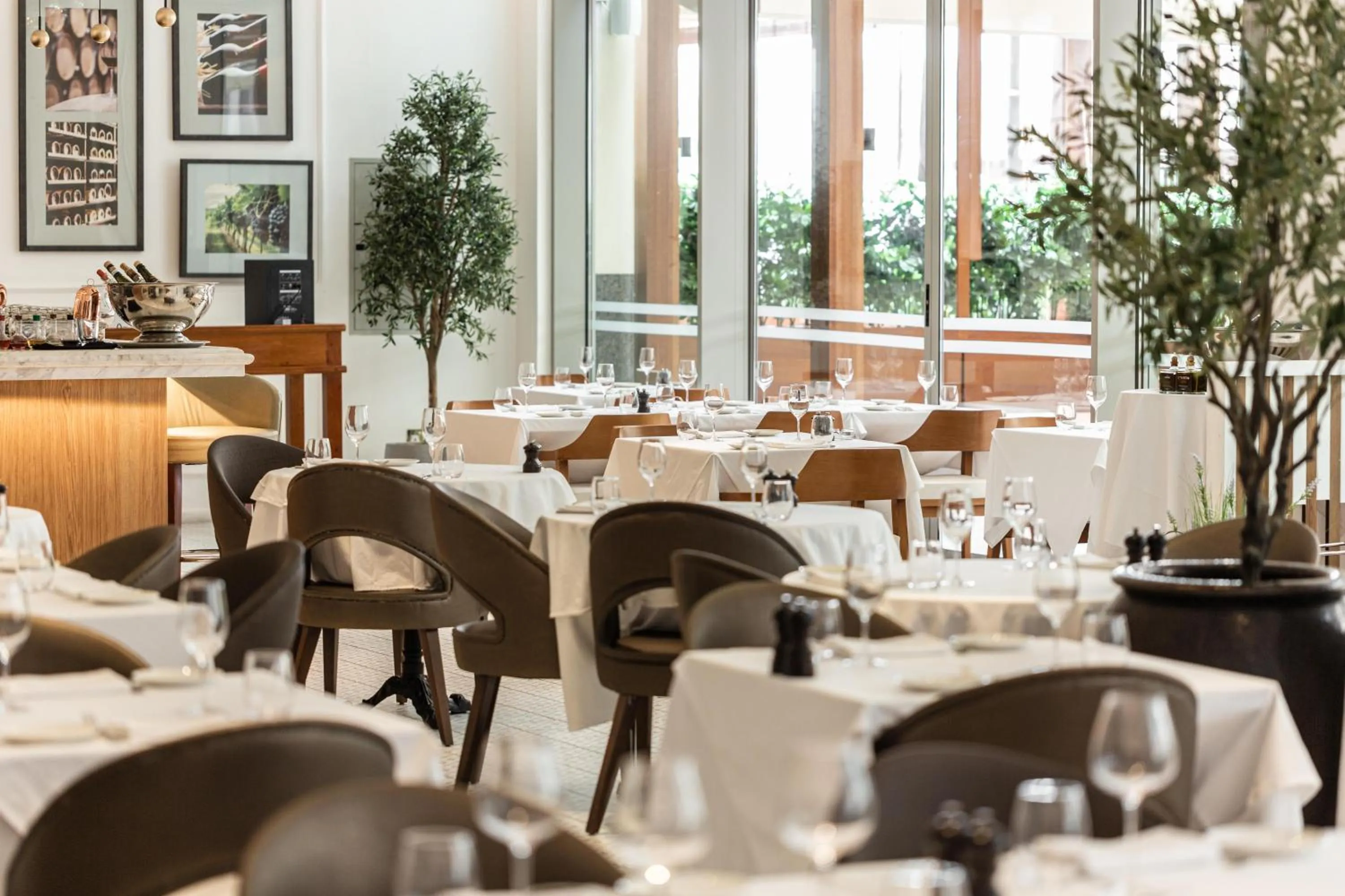 Lounge or bar in V Hotel Dubai, Curio Collection by Hilton