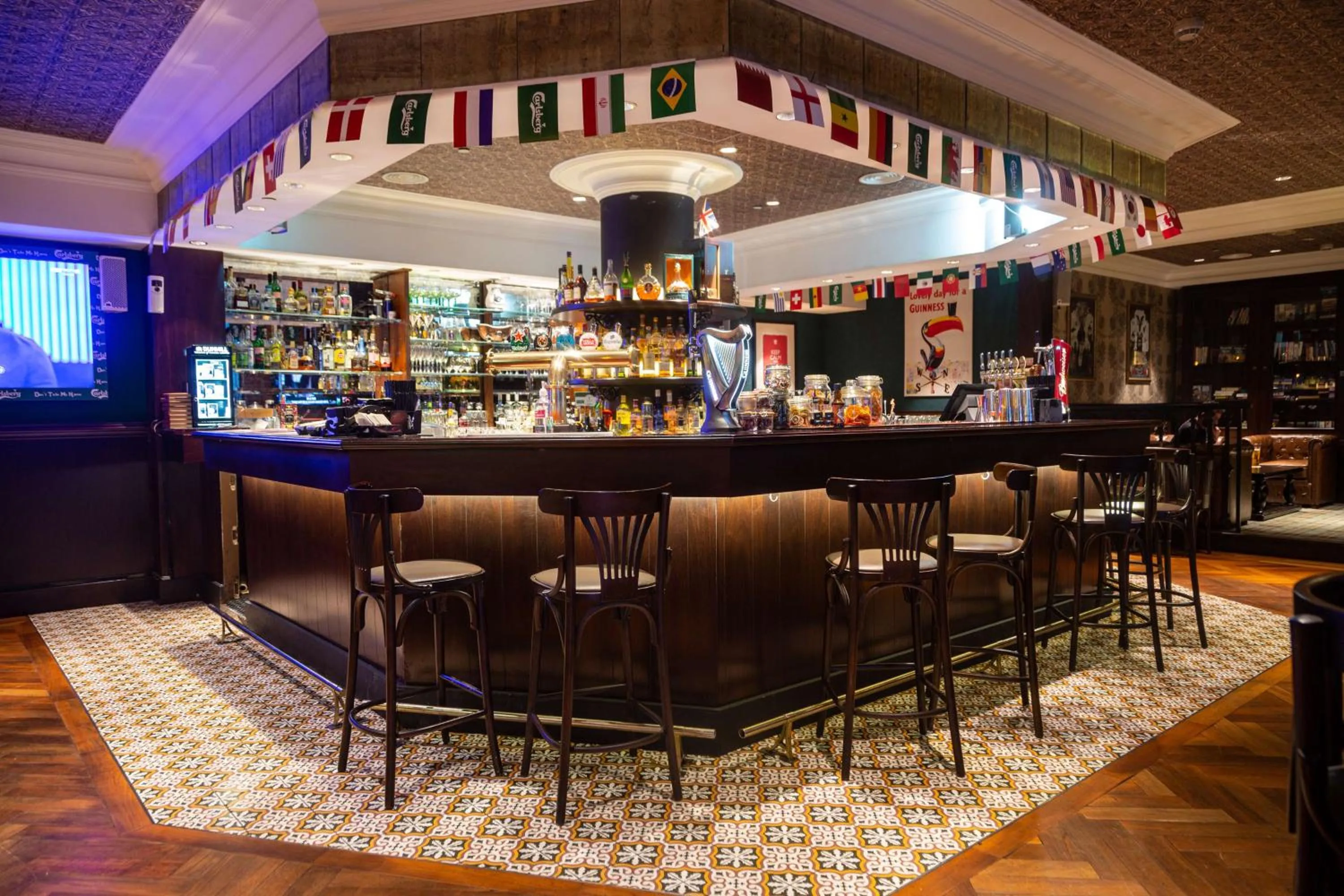 Restaurant/places to eat in V Hotel Dubai, Curio Collection by Hilton