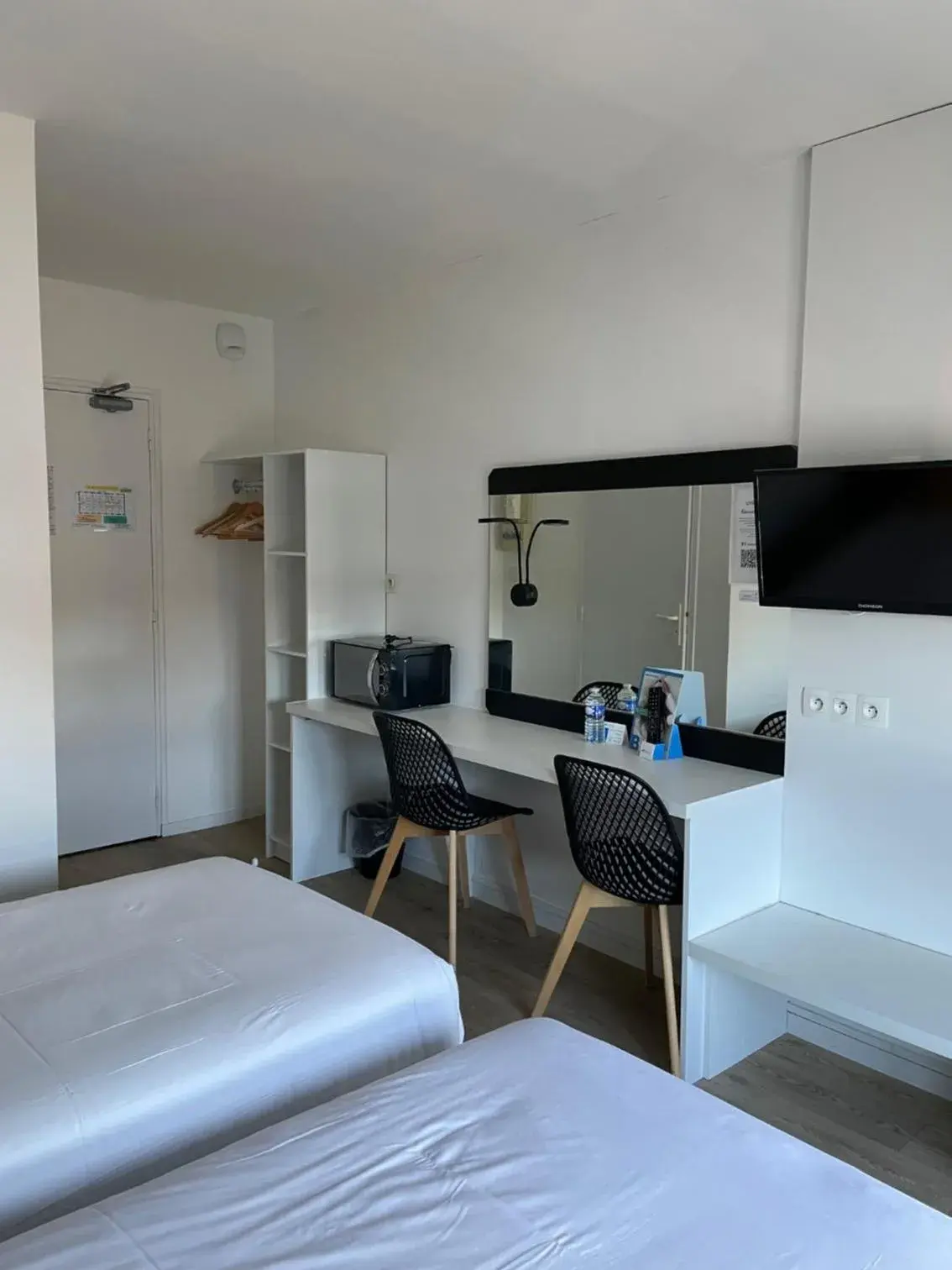 Property building, Bed in Brit Hotel Cherbourg Property building, Bed in Brit Hotel Cherbourg