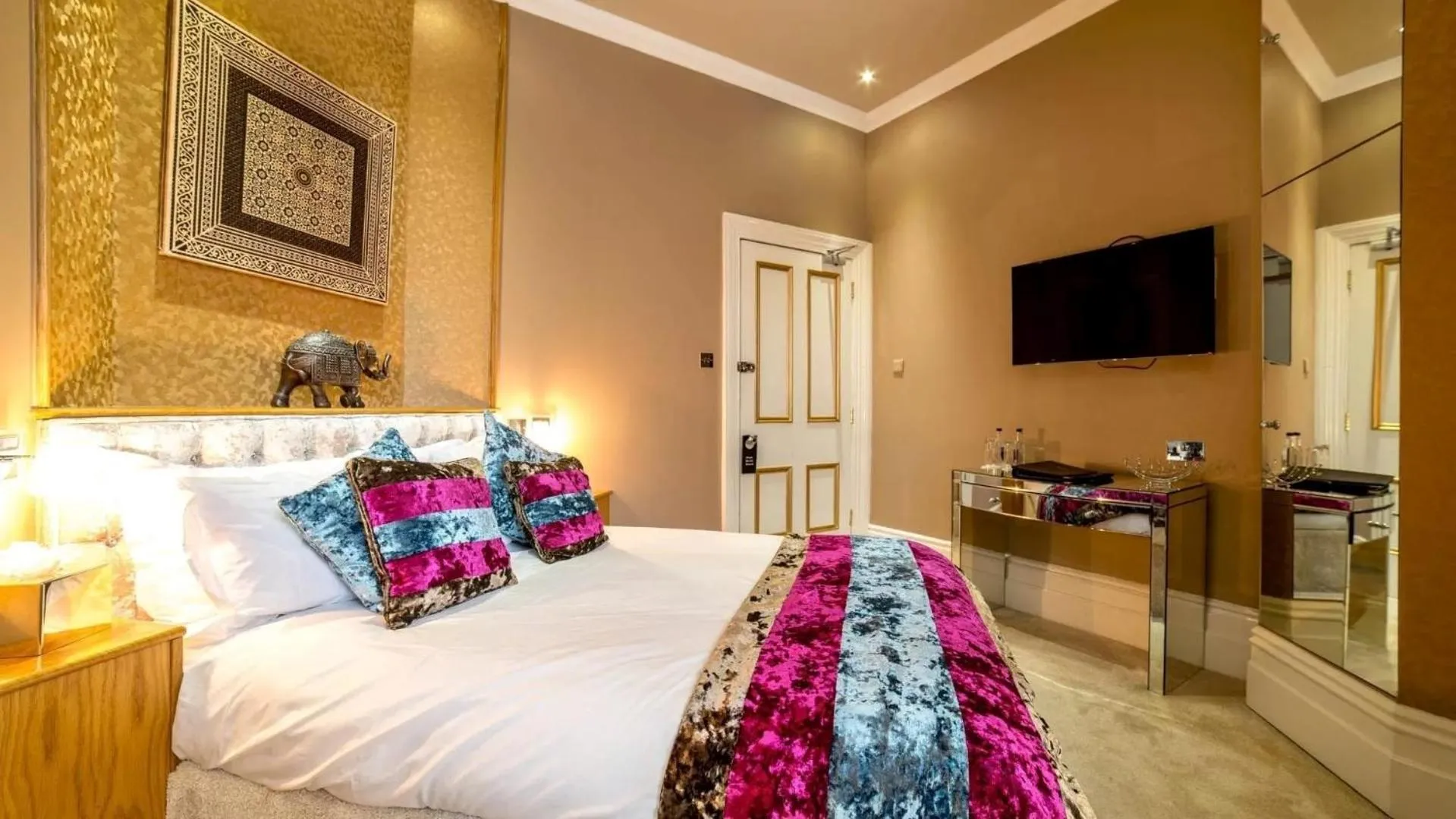 Bedroom, Bed in Derby Manor