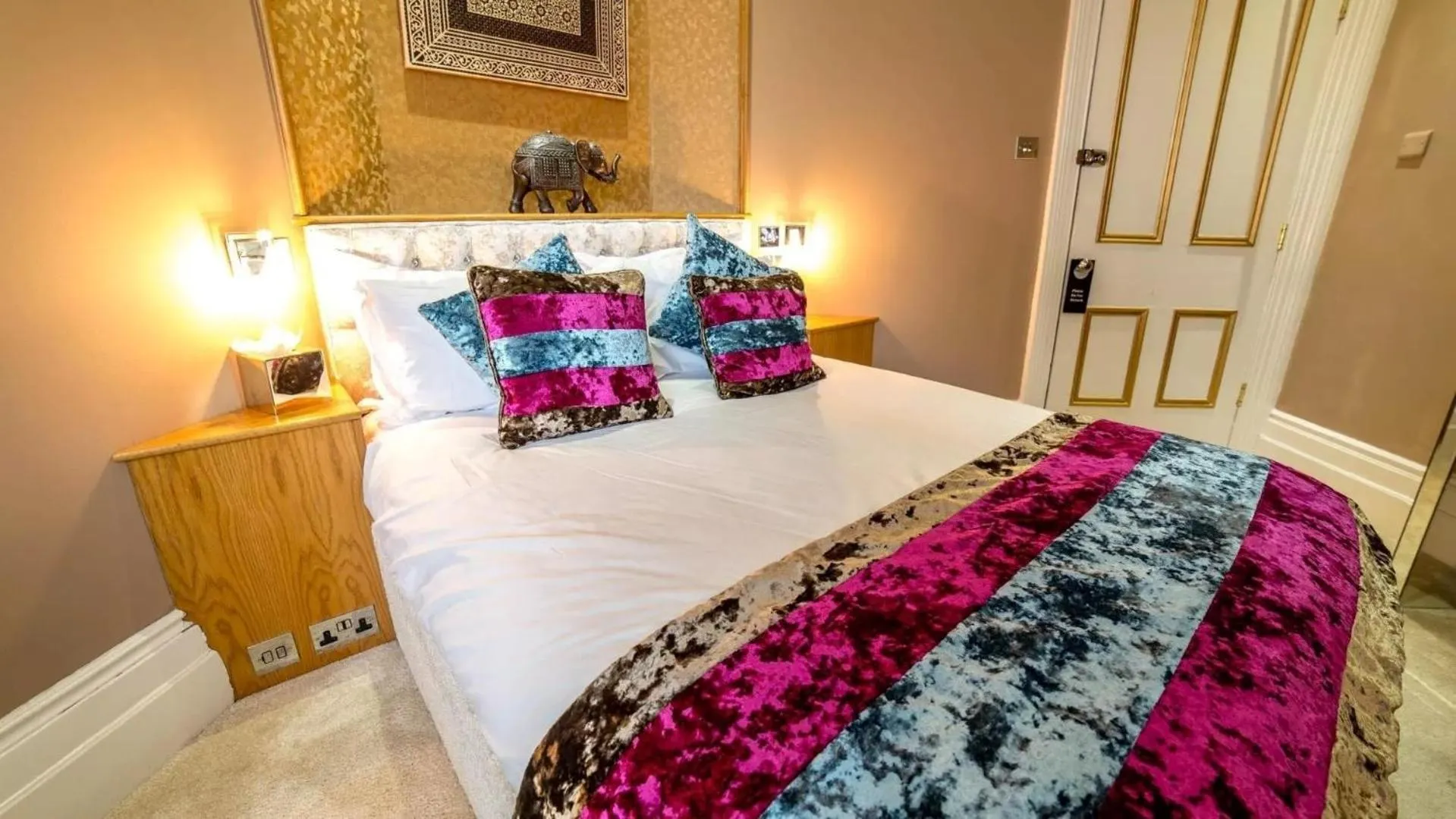 Bedroom, Bed in Derby Manor