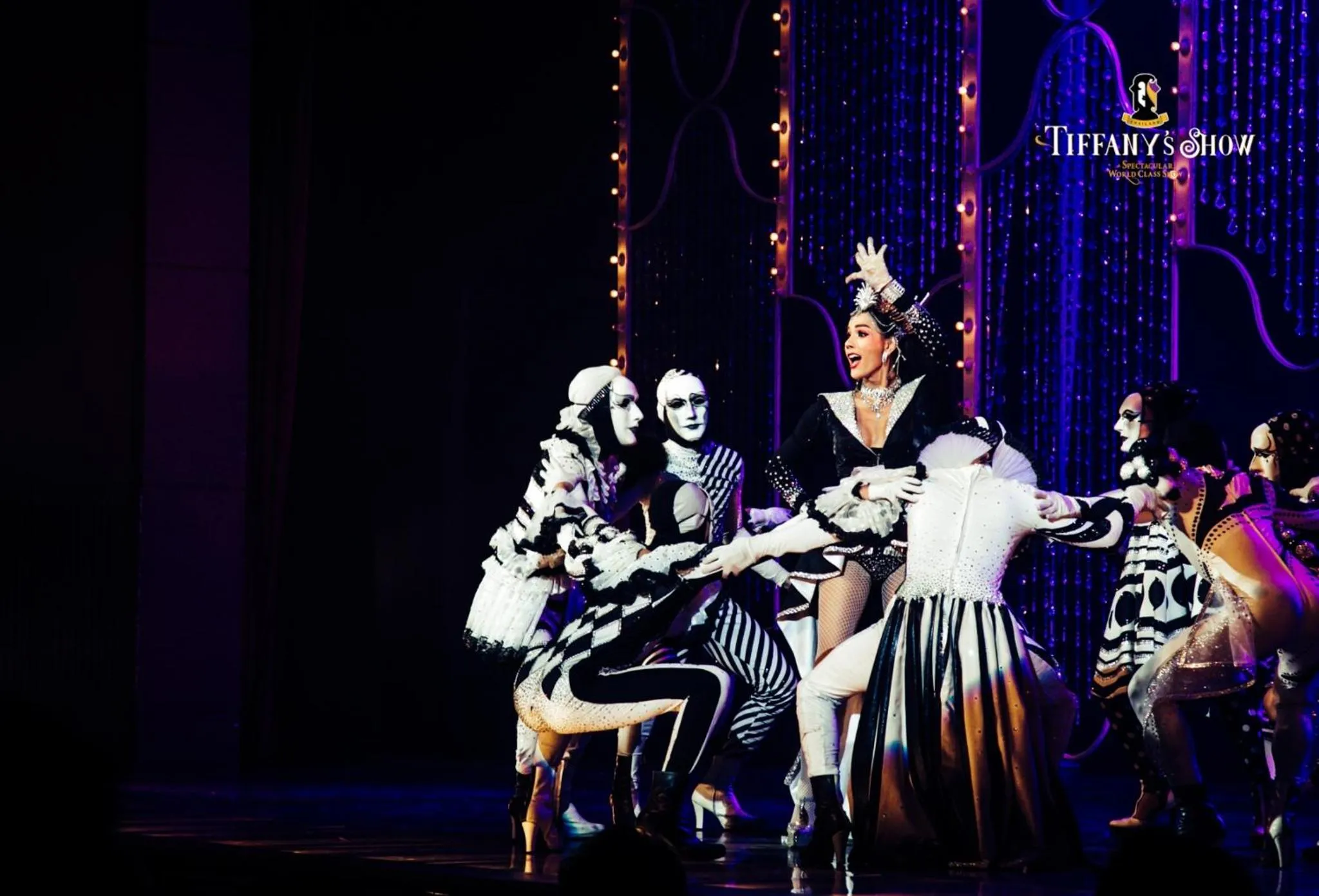 Evening entertainment in Sunshine Hip Hotel