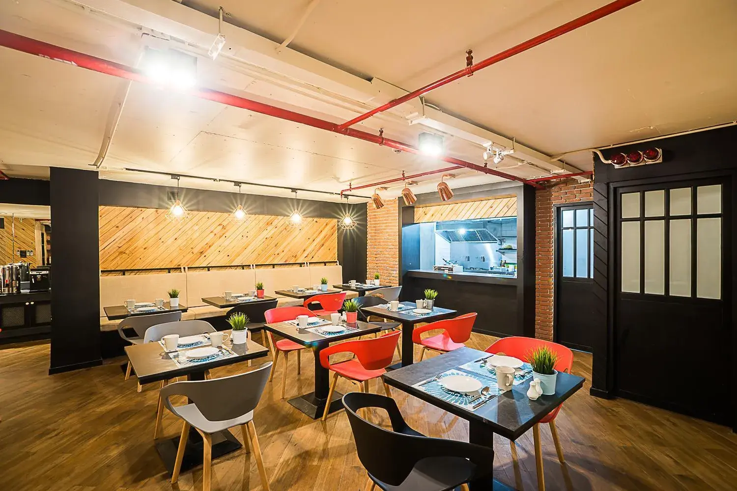 Restaurant/places to eat in Sunshine Hip Hotel Restaurant/places to eat in Sunshine Hip Hotel
