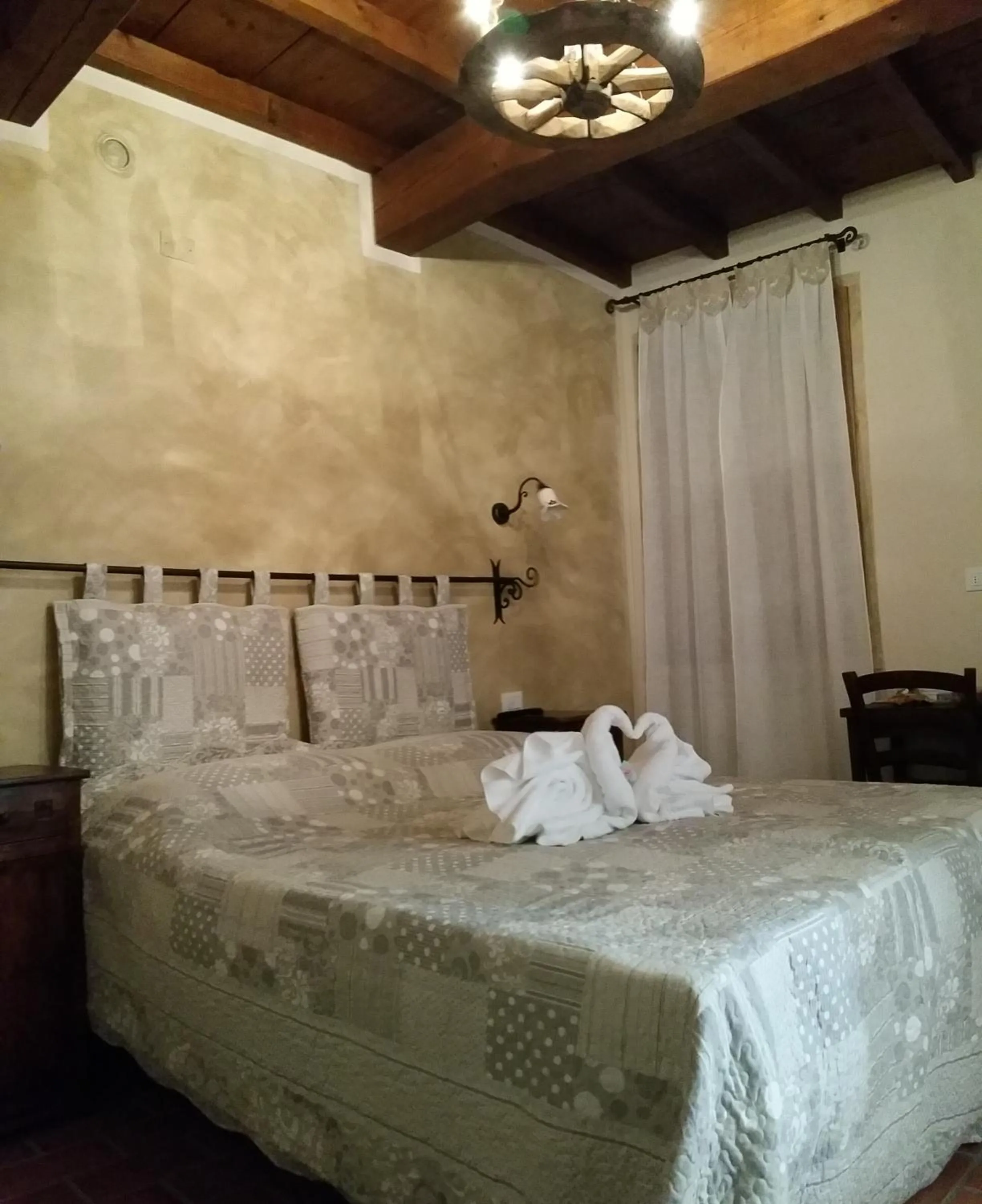 Photo of the whole room, Bed in La Casa Delle Rondini