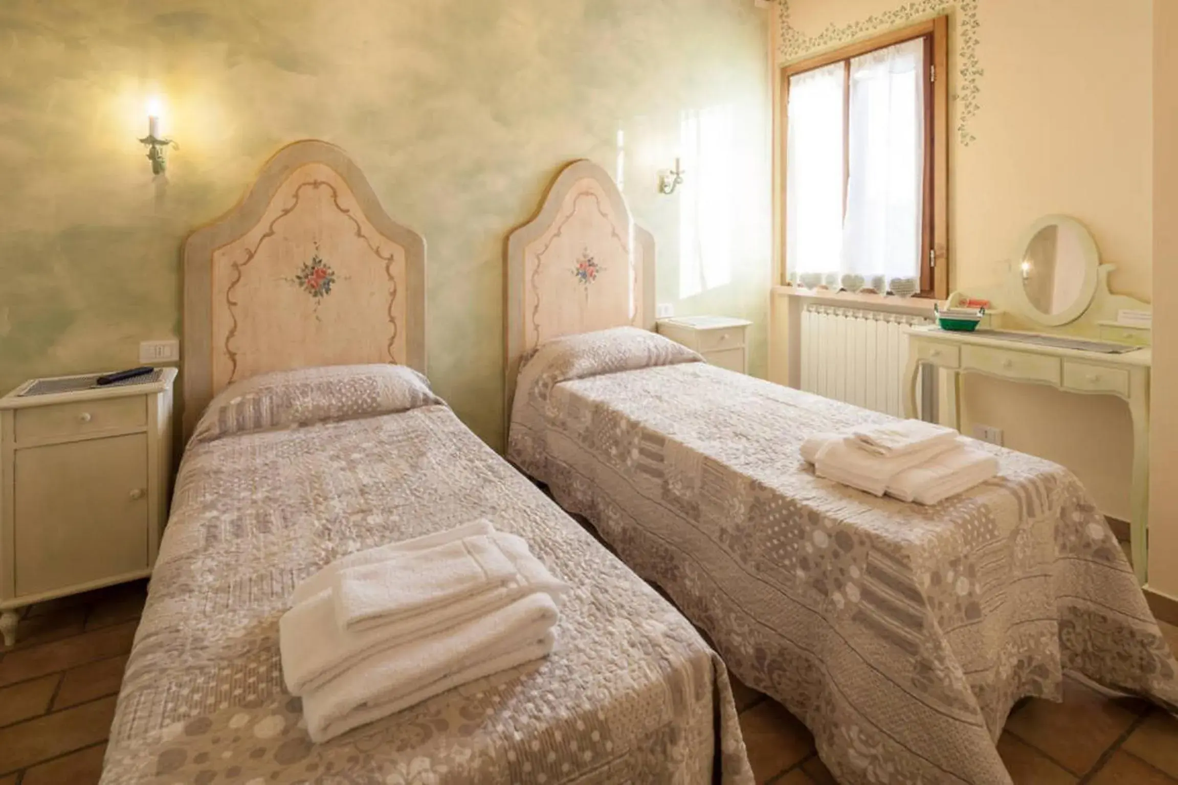 Double or Twin Room with Shared Bathroom in La Casa Delle Rondini Double or Twin Room with Shared Bathroom in La Casa Delle Rondini