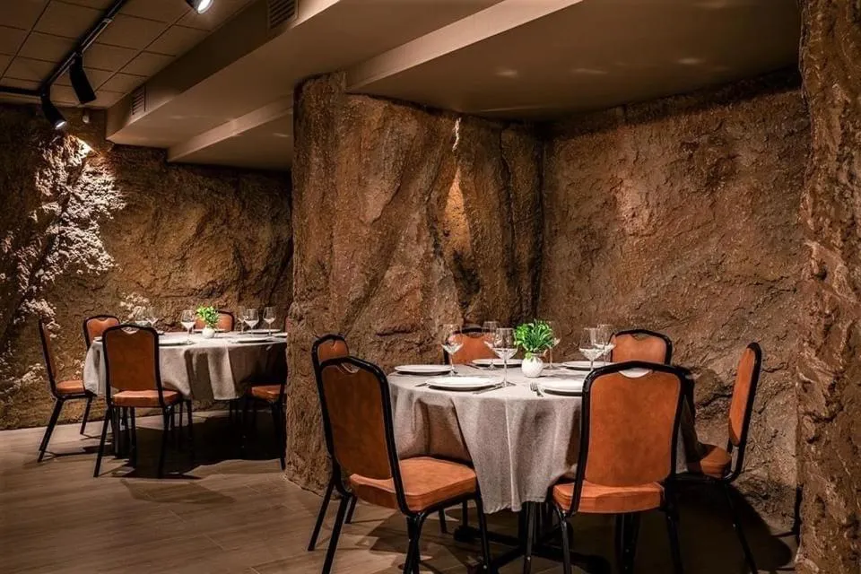 Restaurant/places to eat in Hotel Gala