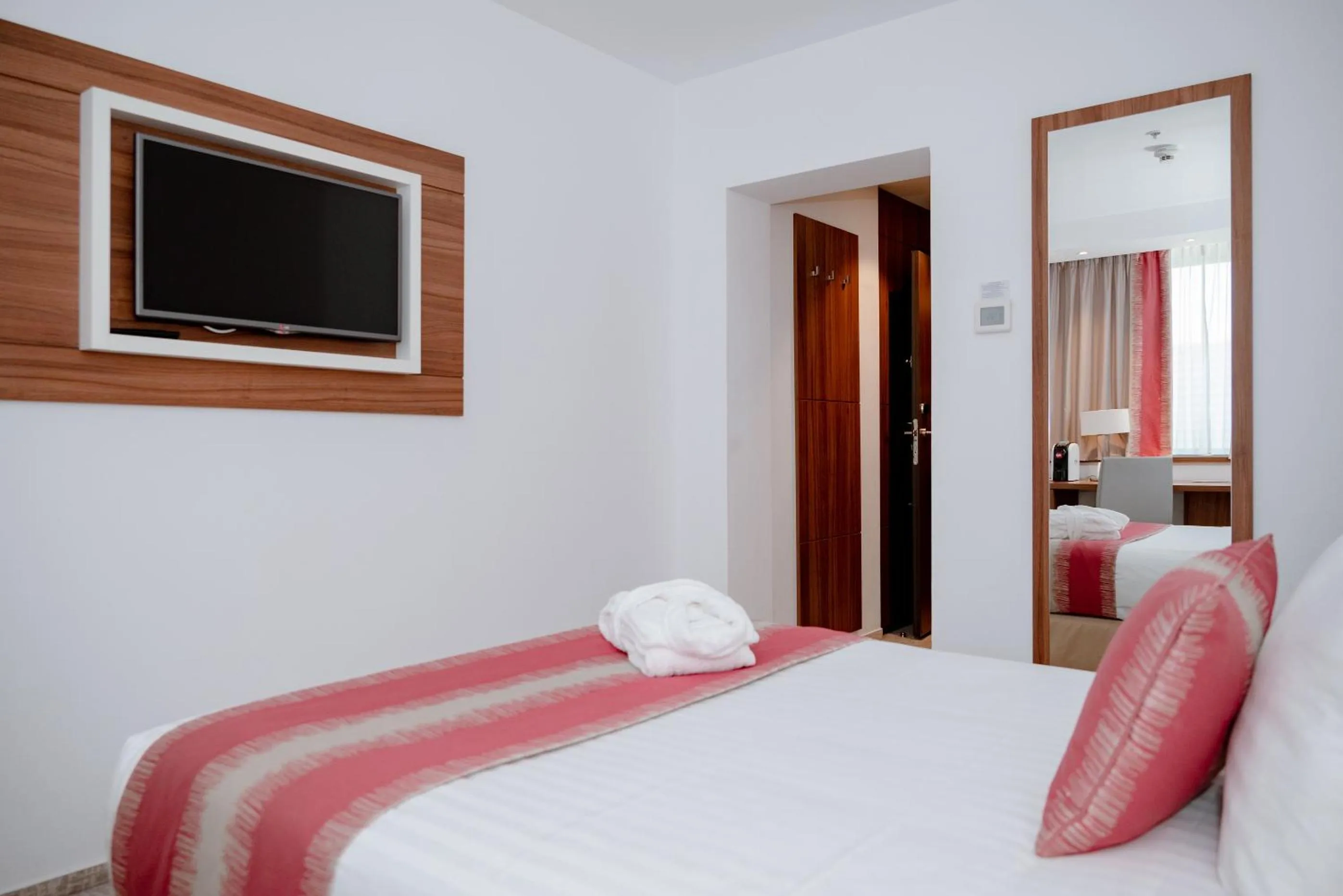 TV and multimedia, Bed in Ramada Plaza Craiova