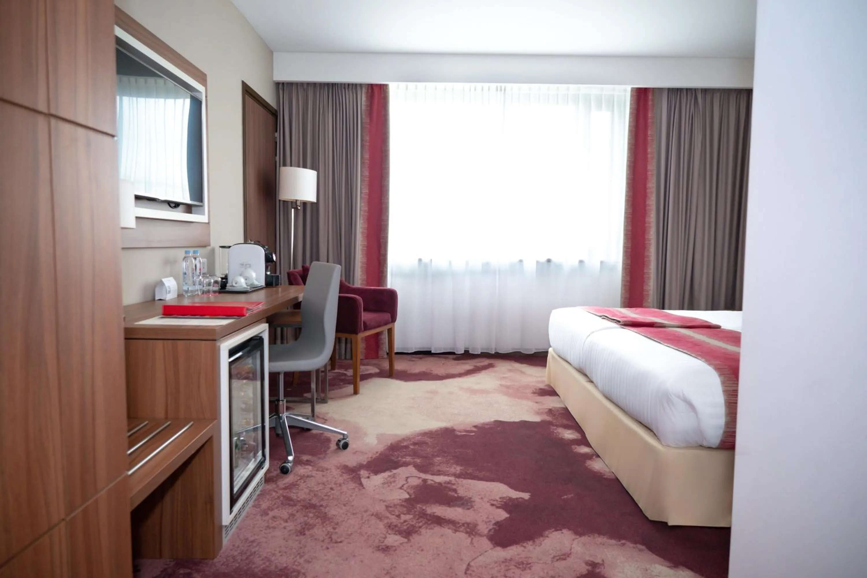 Coffee/tea facilities, Bed in Ramada Plaza Craiova