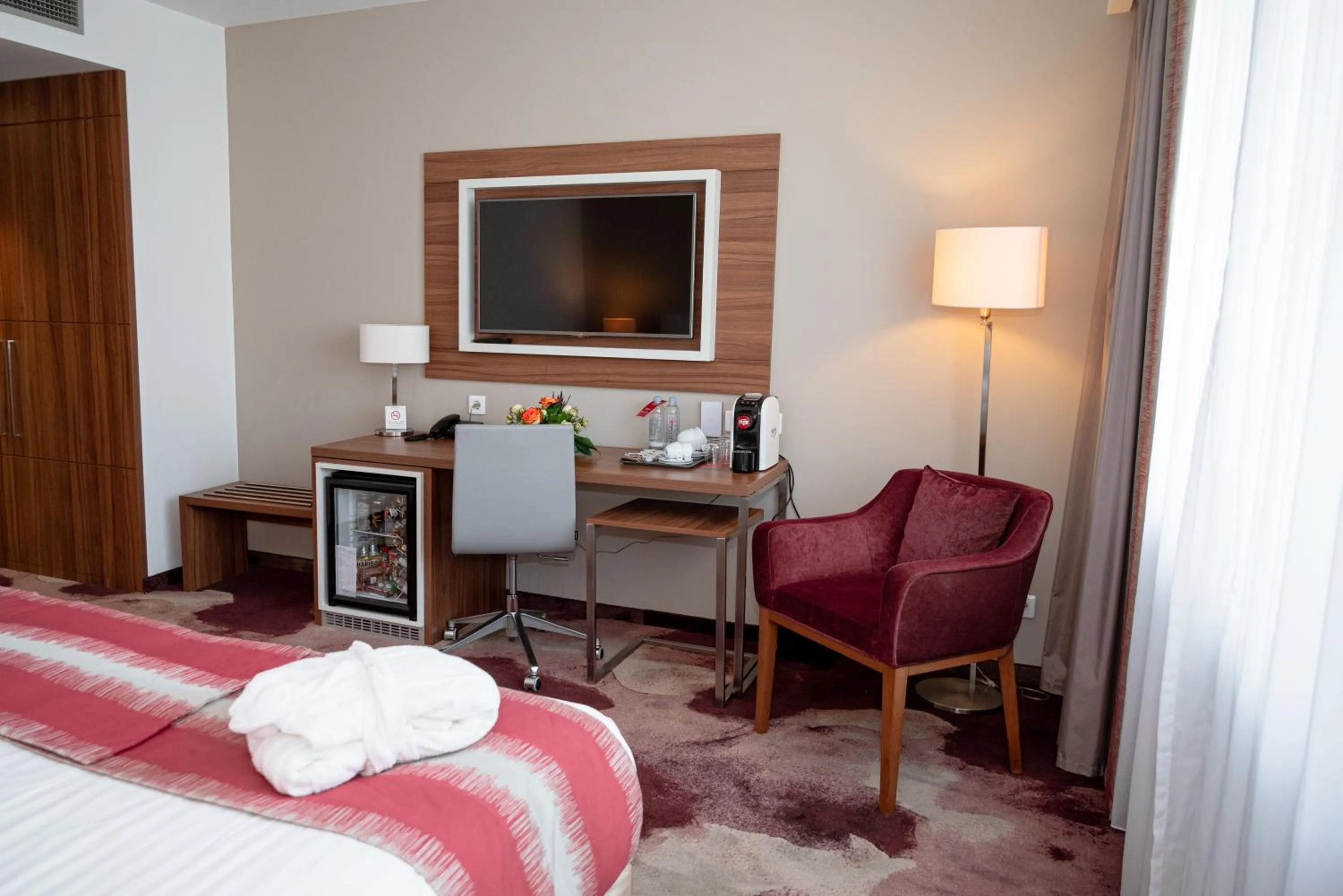 TV and multimedia, Bed in Ramada Plaza Craiova