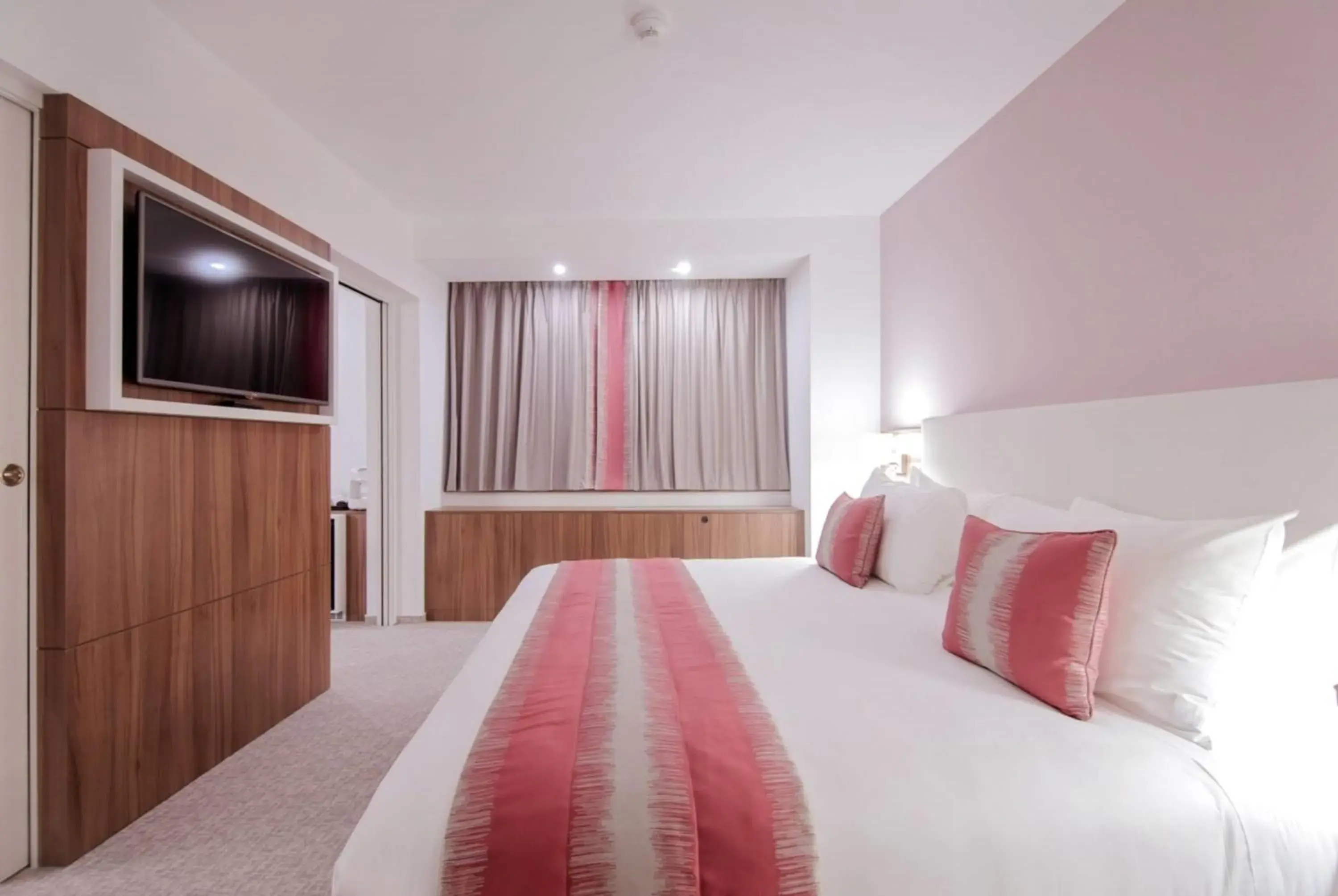 Photo of the whole room, Bed in Ramada Plaza Craiova Photo of the whole room, Bed in Ramada Plaza Craiova