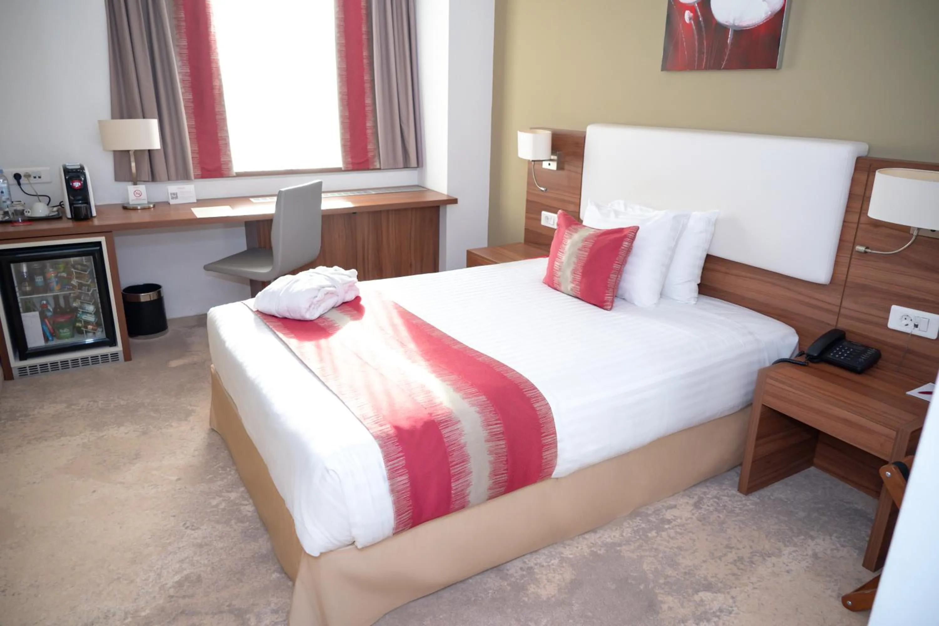 Seating area, Bed in Ramada Plaza Craiova
