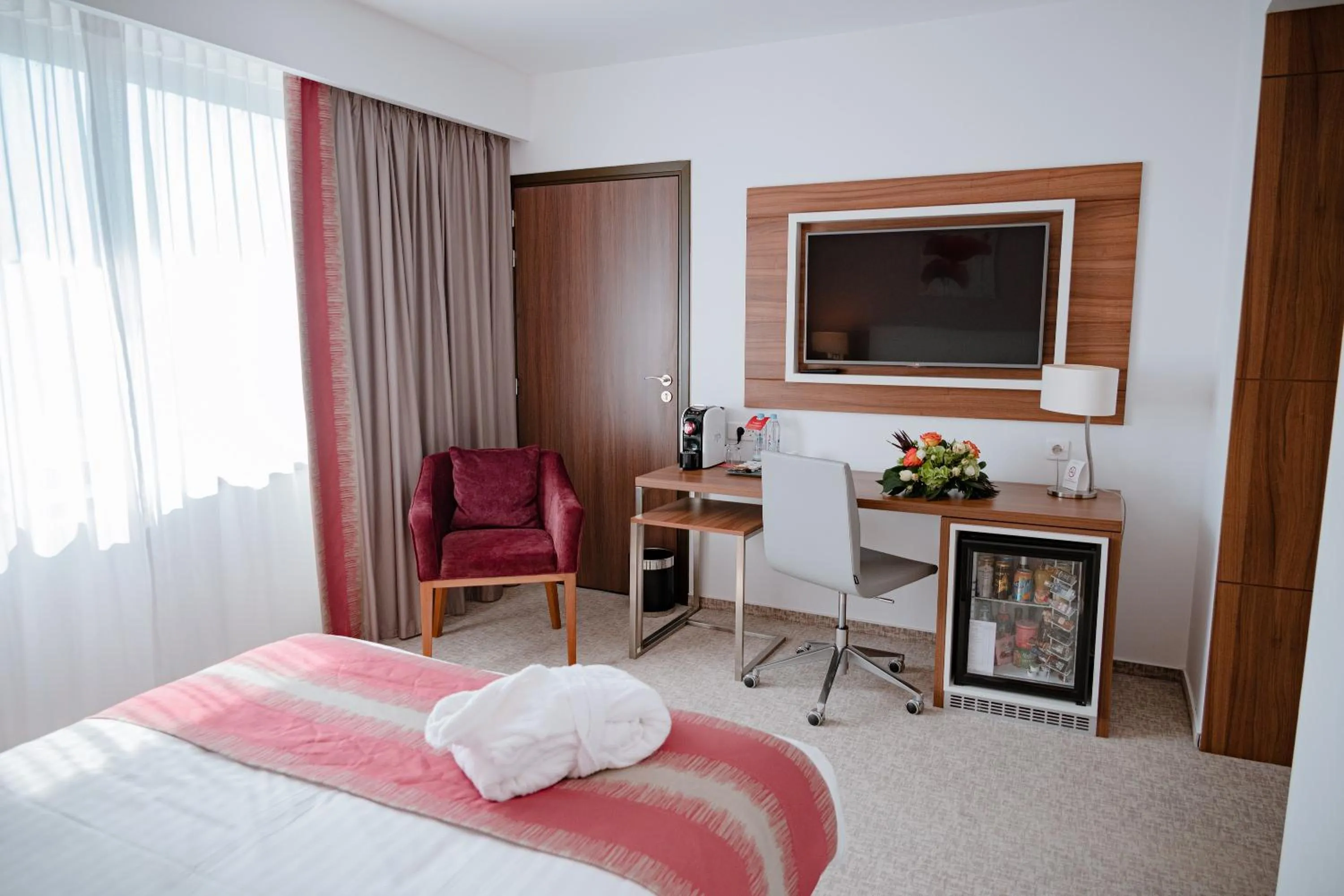Seating area, Bed in Ramada Plaza Craiova