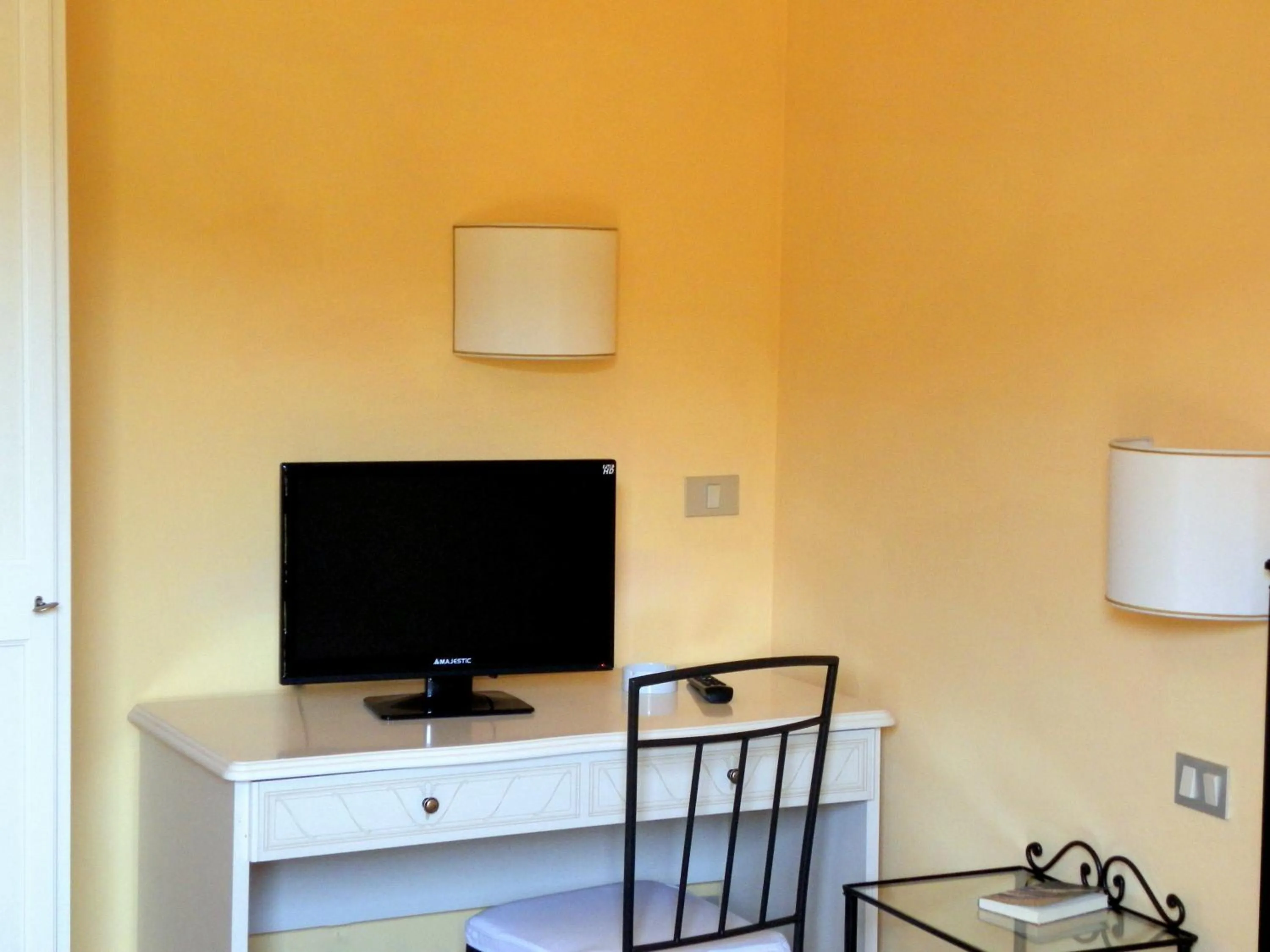 TV and multimedia in Hotel Il Caminetto