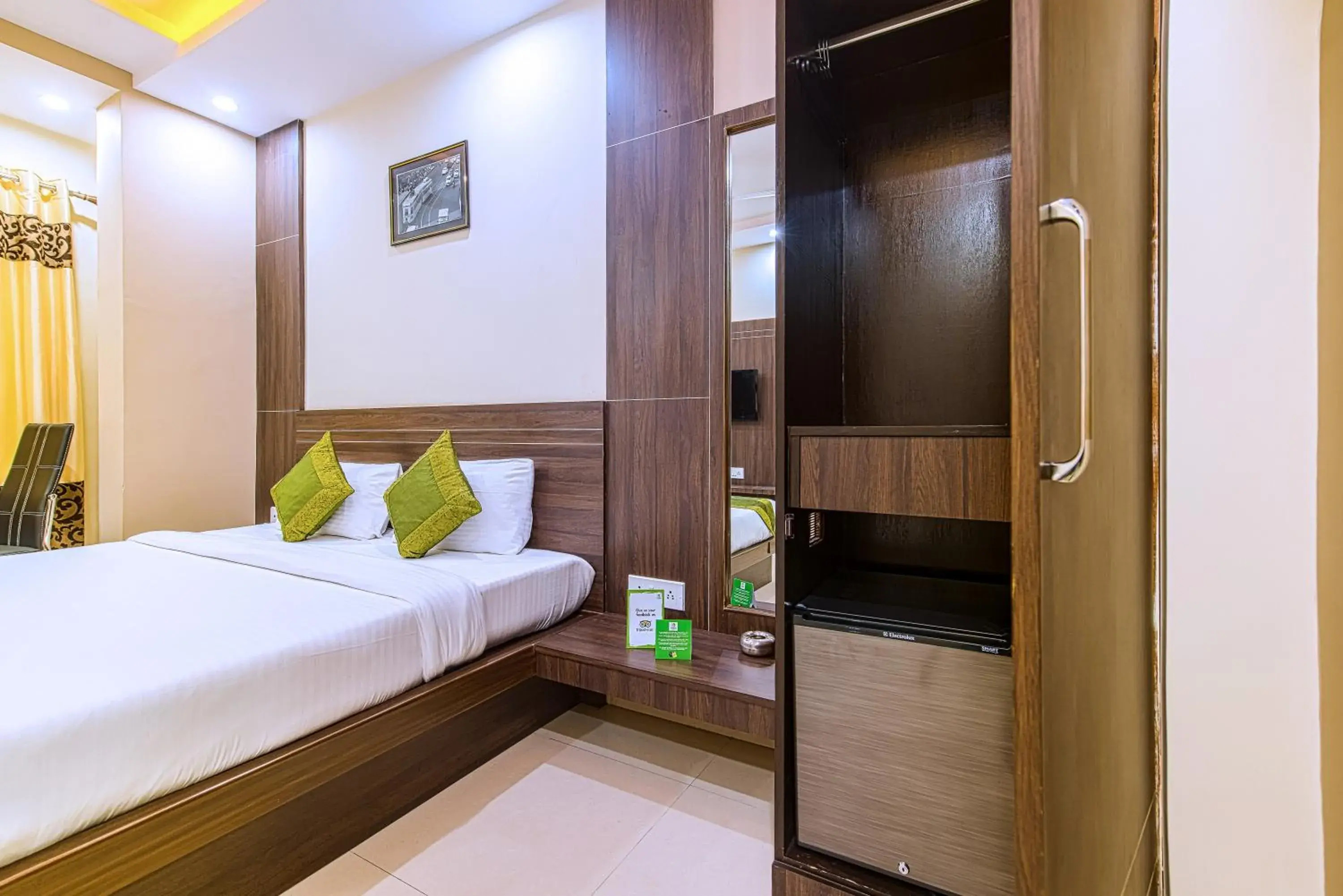 Bedroom, Bed in Treebo Globe International, Near Kalighat Mandir Bedroom, Bed in Treebo Globe International, Near Kalighat Mandir