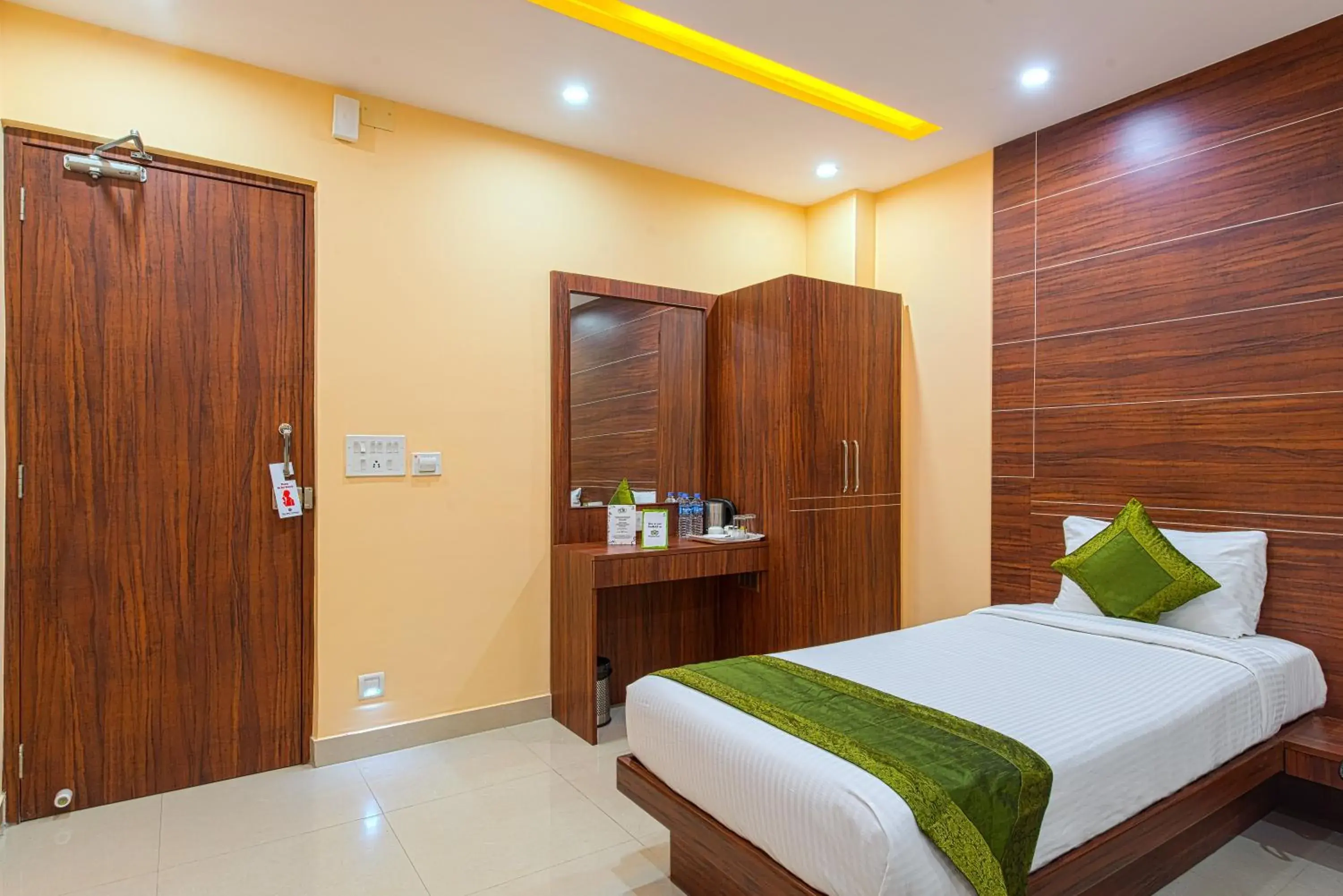 Bedroom, Bed in Treebo Globe International, Near Kalighat Mandir Bedroom, Bed in Treebo Globe International, Near Kalighat Mandir