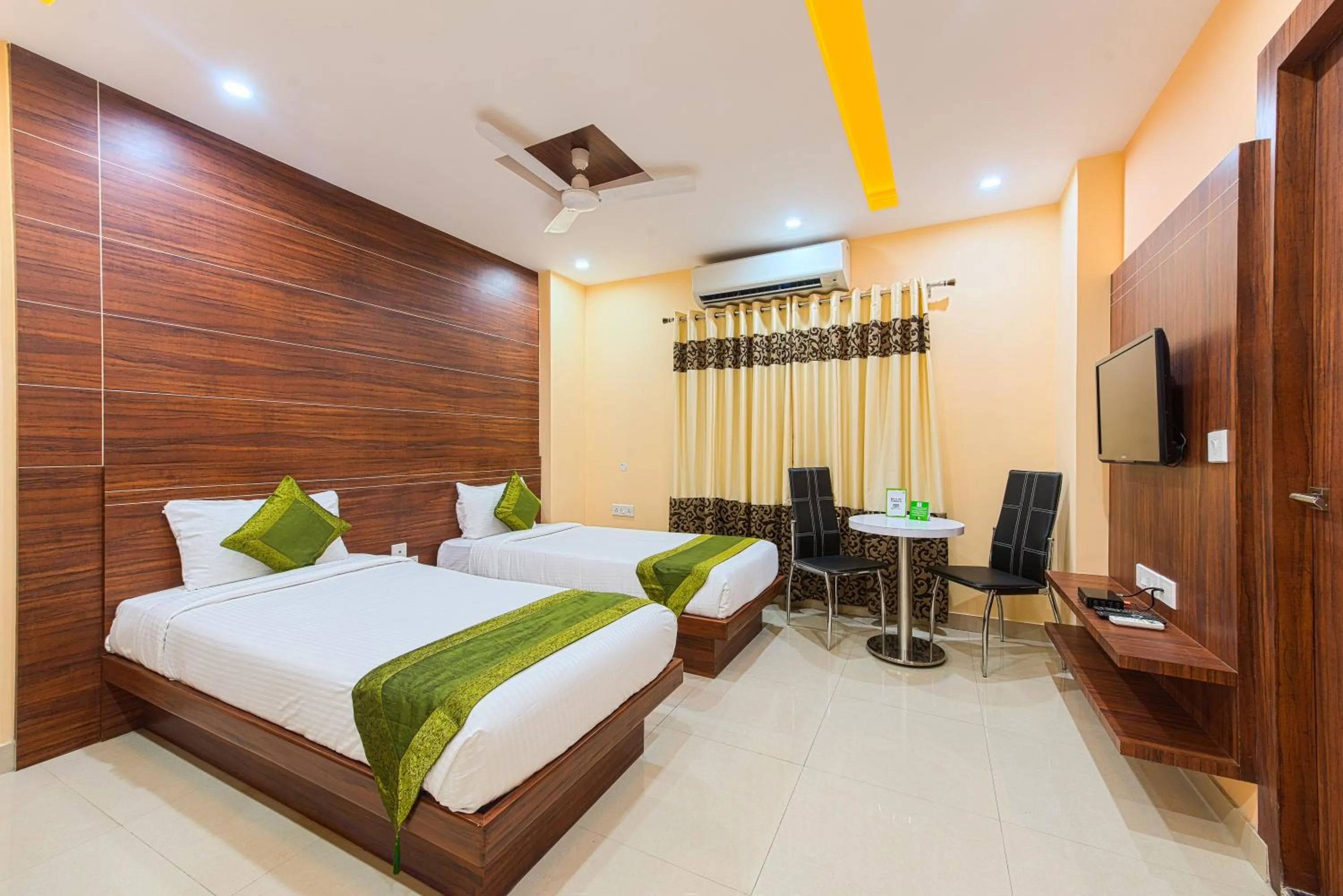 Bed in Treebo Globe International, Near Kalighat Mandir