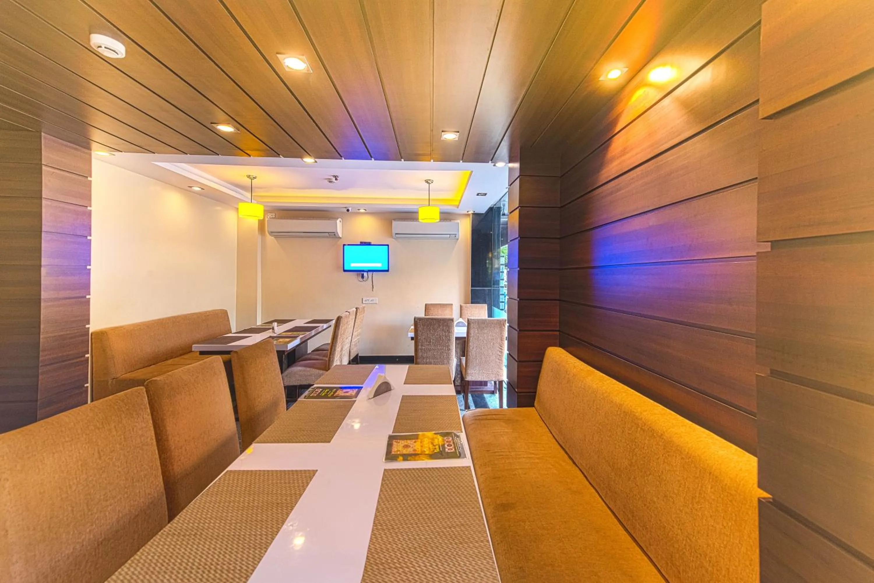 Restaurant/places to eat in Treebo Globe International, Near Kalighat Mandir