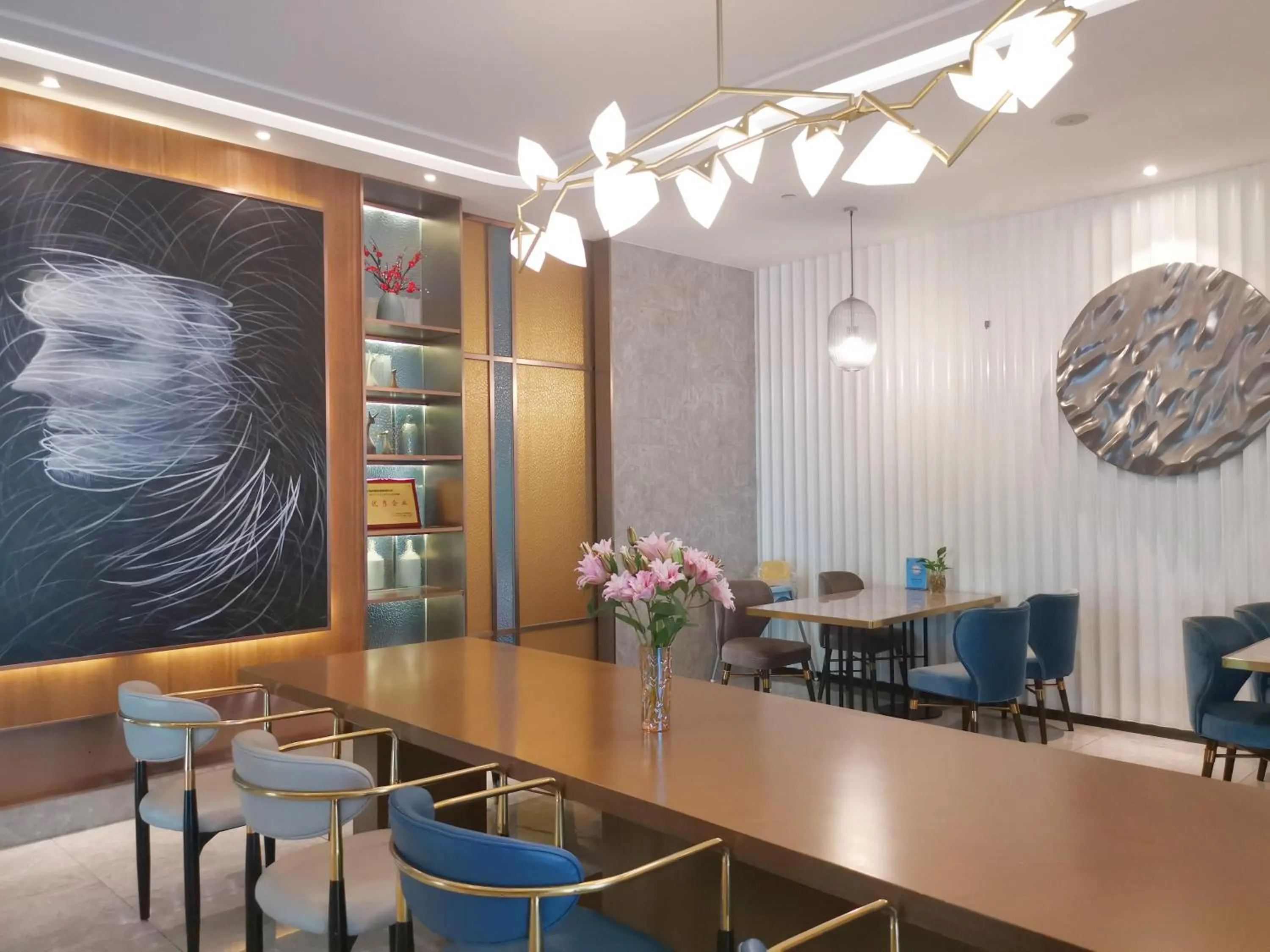 Communal lounge/ TV room in Crystal Orange Hotel Dahua Hutai Road