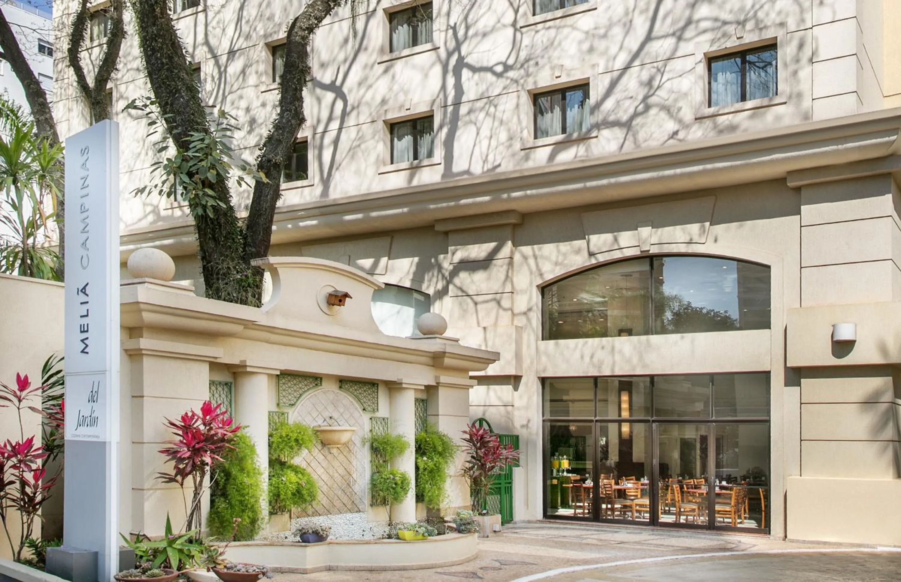 Facade/entrance in Meliá Campinas