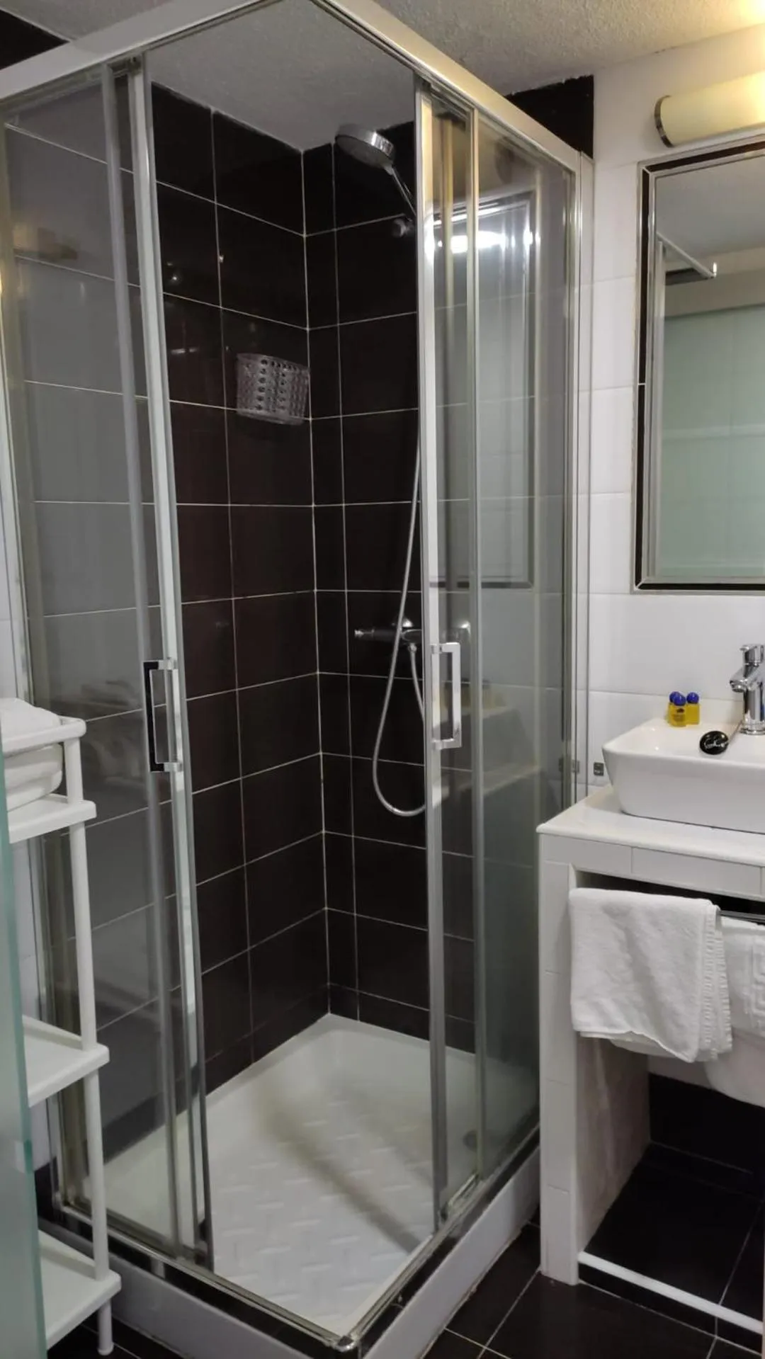 Shower in Hostal Castilla